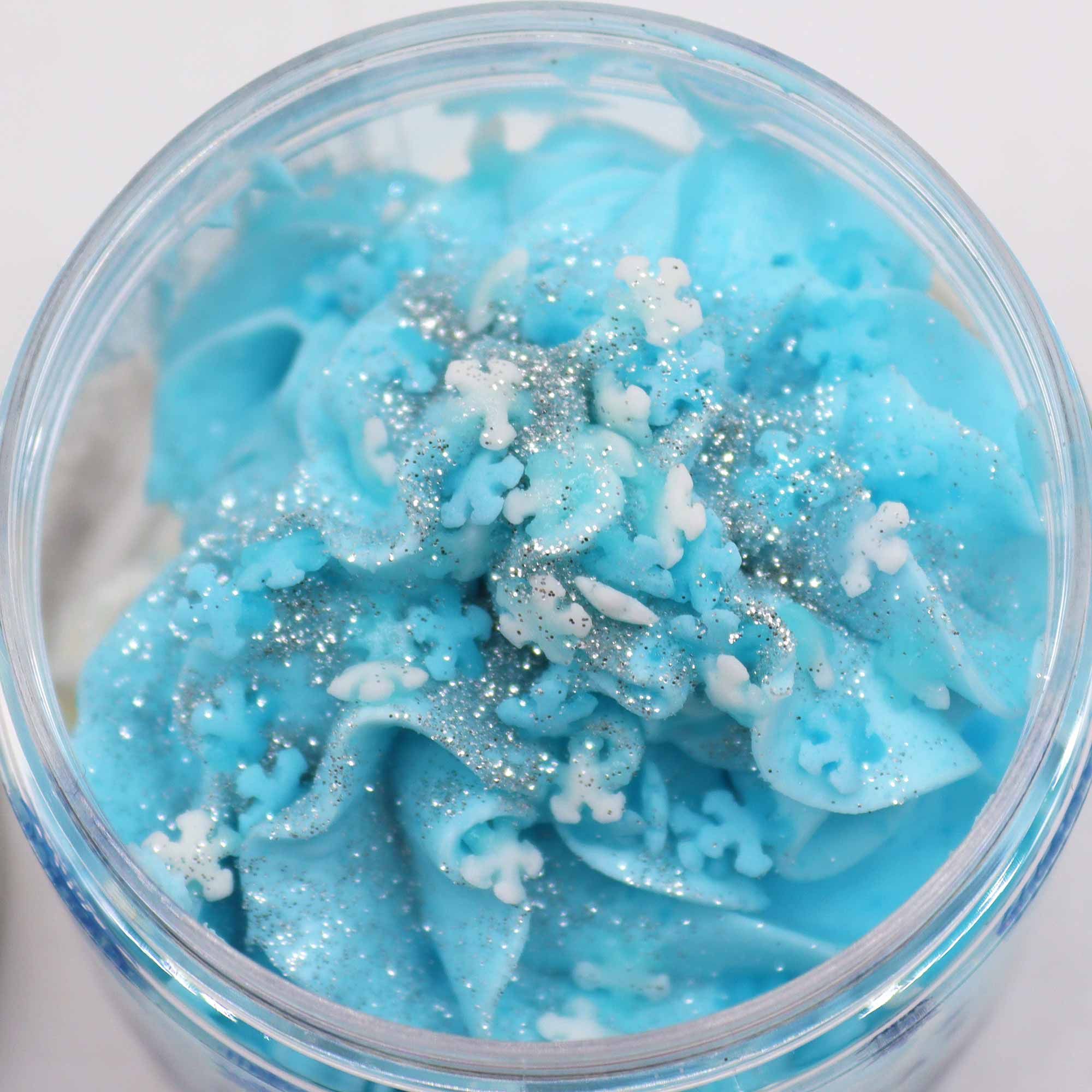 bG9jYWw6Ly9tZWRpYS85Ry80RC82MFIzMEMxRzZSV0s0RDlHL2I2ZGYxM2UyLmpwZWc.jpg White Christmas Whipped Soap 120g - Image 3