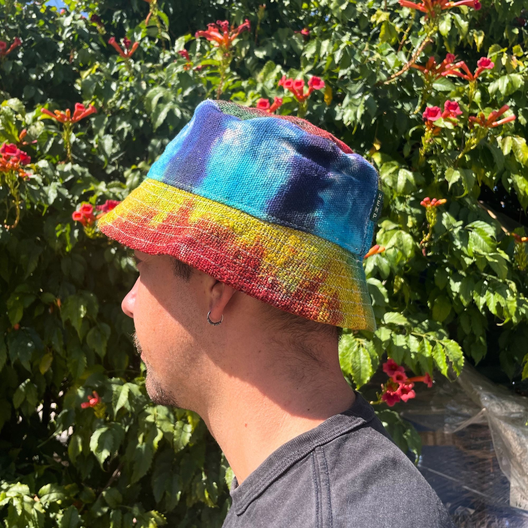bG9jYWw6Ly9tZWRpYS85SC9DQy82MFIzMEMxRzZXUjNDQzlIL2I3ZjE1Nzc2LmpwZWc.jpg Patched Hemp & Cotton Boho Festival Hat - Tiedye - Image 2