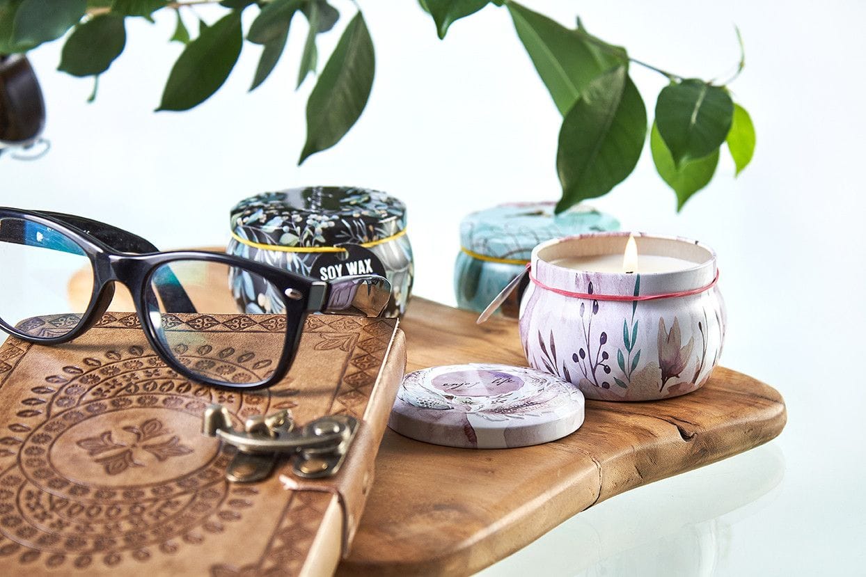 bG9jYWw6Ly9tZWRpYS85Si9DQy82MFIzMEMxRzZNVjNDQzlKLzdjMmVmOWMzLmpwZWc-3.jpg Art Tin Candle - Assorted Design - Parisian Weekend - Peonies - Image 10