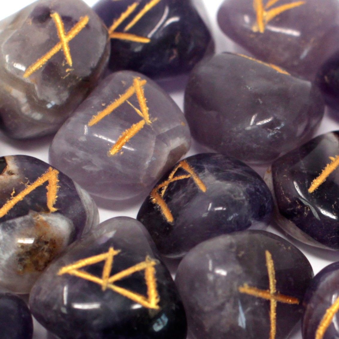 bG9jYWw6Ly9tZWRpYS85Si9KQy82MFIzMEMxRzZDU0tKQzlKLzliZTRhZGI5LmpwZWc.jpg Runes Stone Set in Pouch - Amethyst