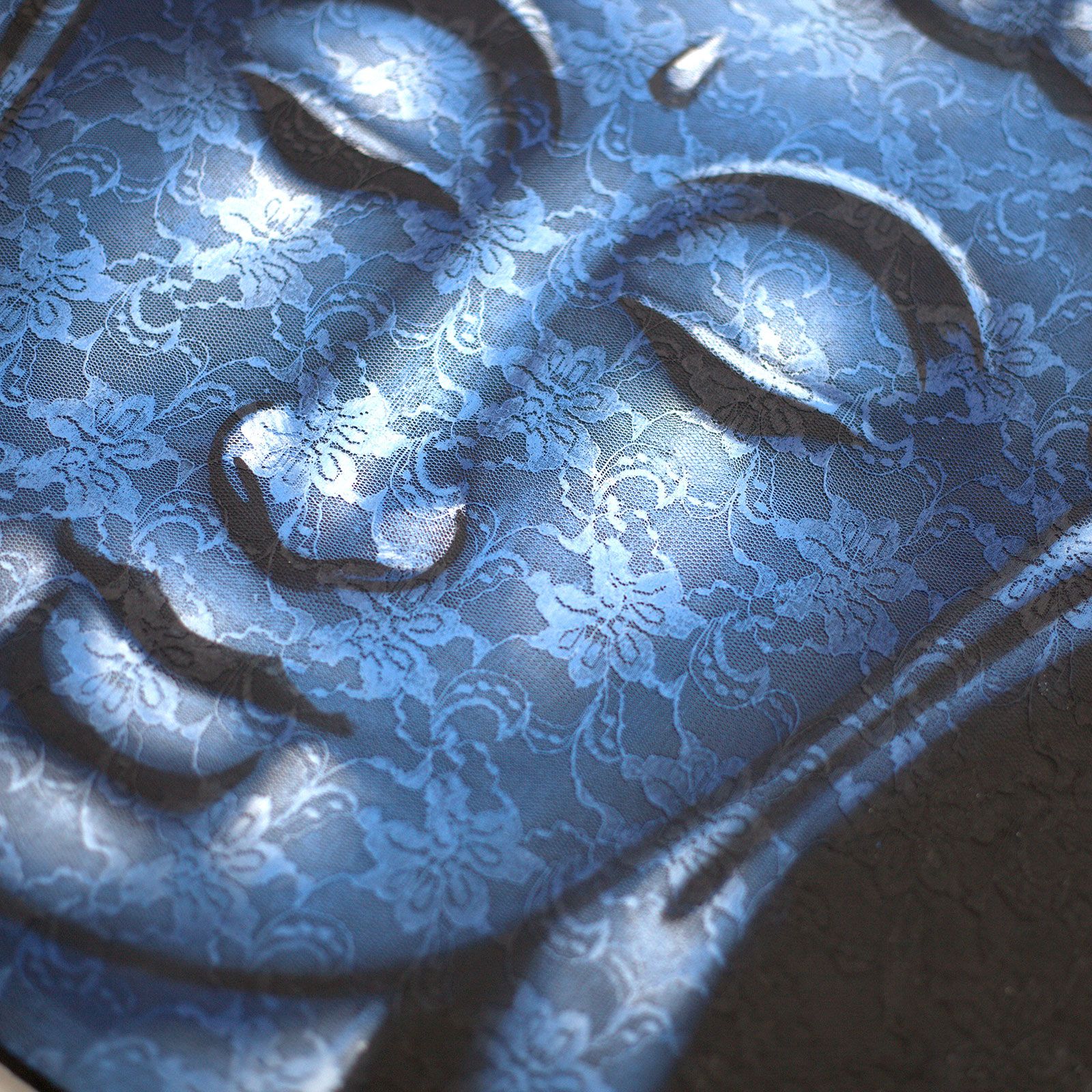 bG9jYWw6Ly9tZWRpYS85Sy80RS82MFIzMEMxRzZNV0s0RTlLL2MyYjE0MWY1LmpwZWc.jpg Buddah Painting - Blue Brocade Detail - Image 3