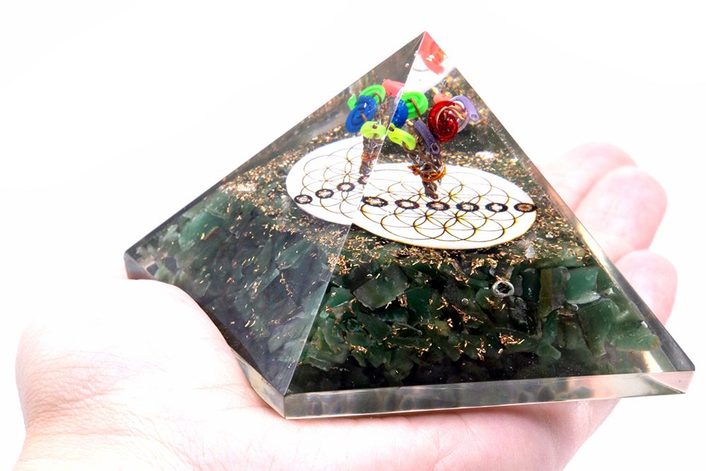 bG9jYWw6Ly9tZWRpYS85Sy82Qy82MFIzMEMxRzZSUks2QzlLL2Q3ZDNhNmFkLmpwZWc.jpg Orgonite Pyramid - Green Acewnturine nd Flower of Life - 70 mm - Image 2