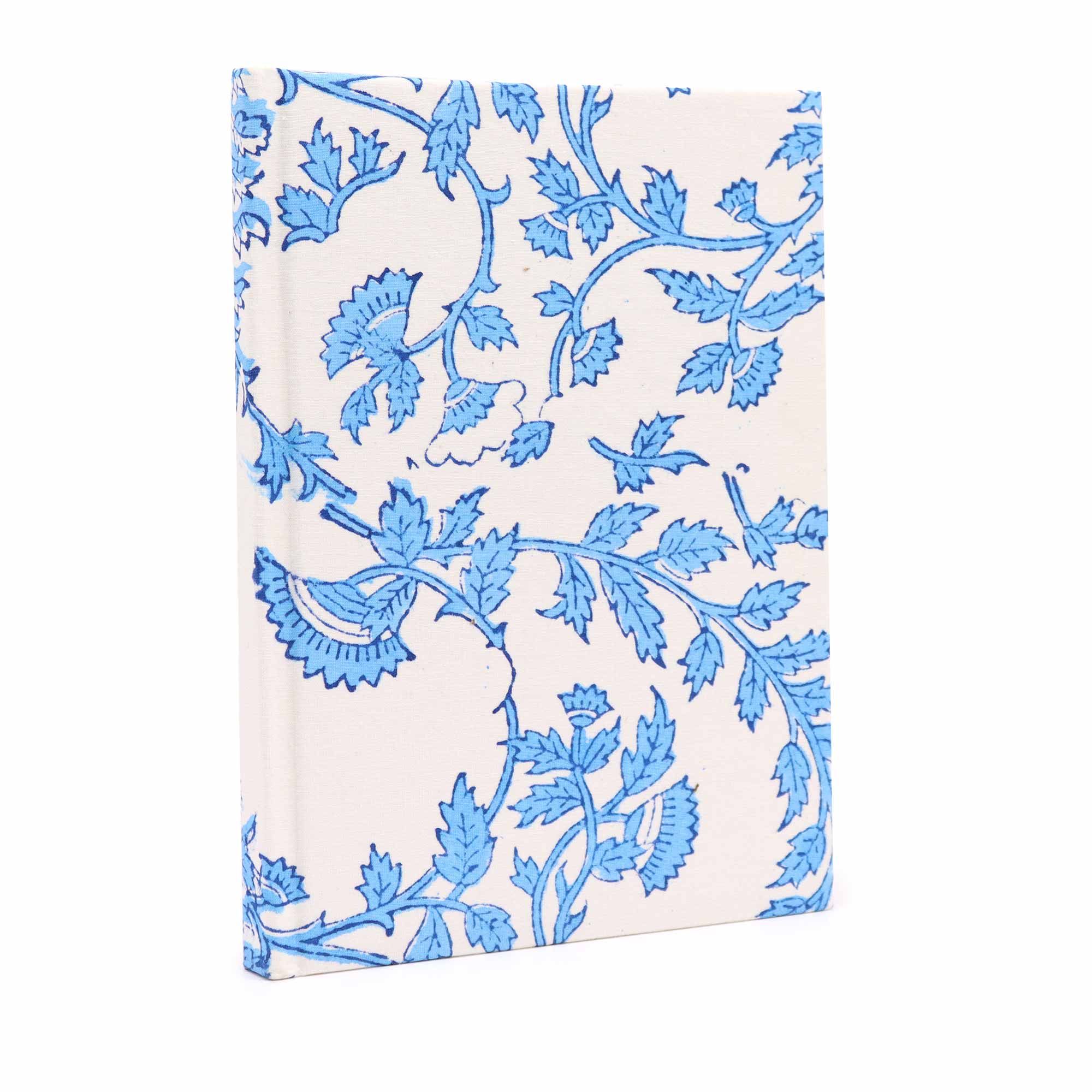 bG9jYWw6Ly9tZWRpYS85Sy8wRS82MFIzMEMxRzZXUzMwRTlLLzE2MGVmOGUxLmpwZWc.jpg Cotton Bound Notebooks 20x15cm - 96 pages - Pale Blue Floral