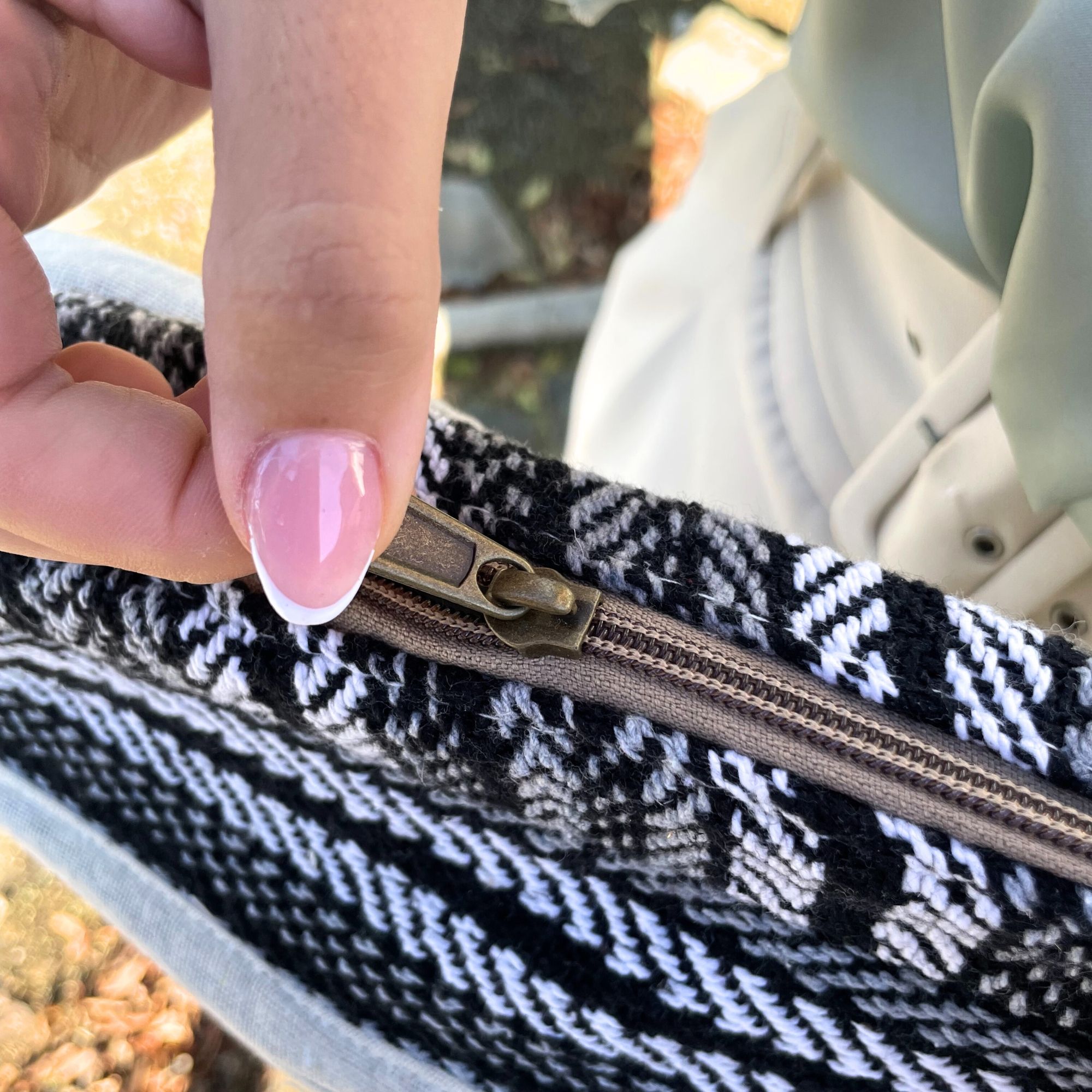 bG9jYWw6Ly9tZWRpYS85Sy9FQy82MFIzMEMxRzZXVDNFQzlLLzE4ZDg4ZjQ2LmpwZWc.jpg Soft Banjar Laptop Bag - Grey Strips - Image 3