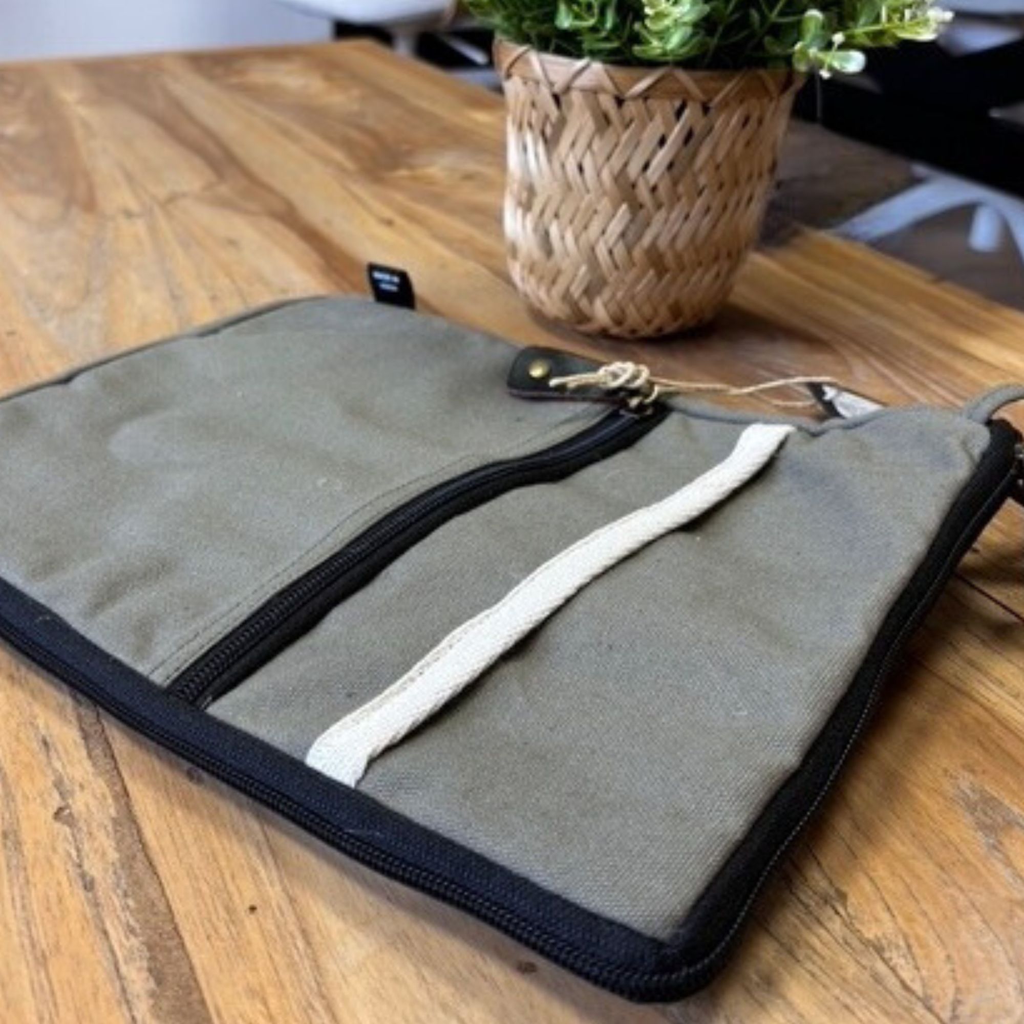 bG9jYWw6Ly9tZWRpYS85TS9HRC82MFIzMEMxRzZXVDNHRDlNLzNhMzczODgwLmpwZWc.jpg Canvas Large Laptop Pouch - Olive - Image 3