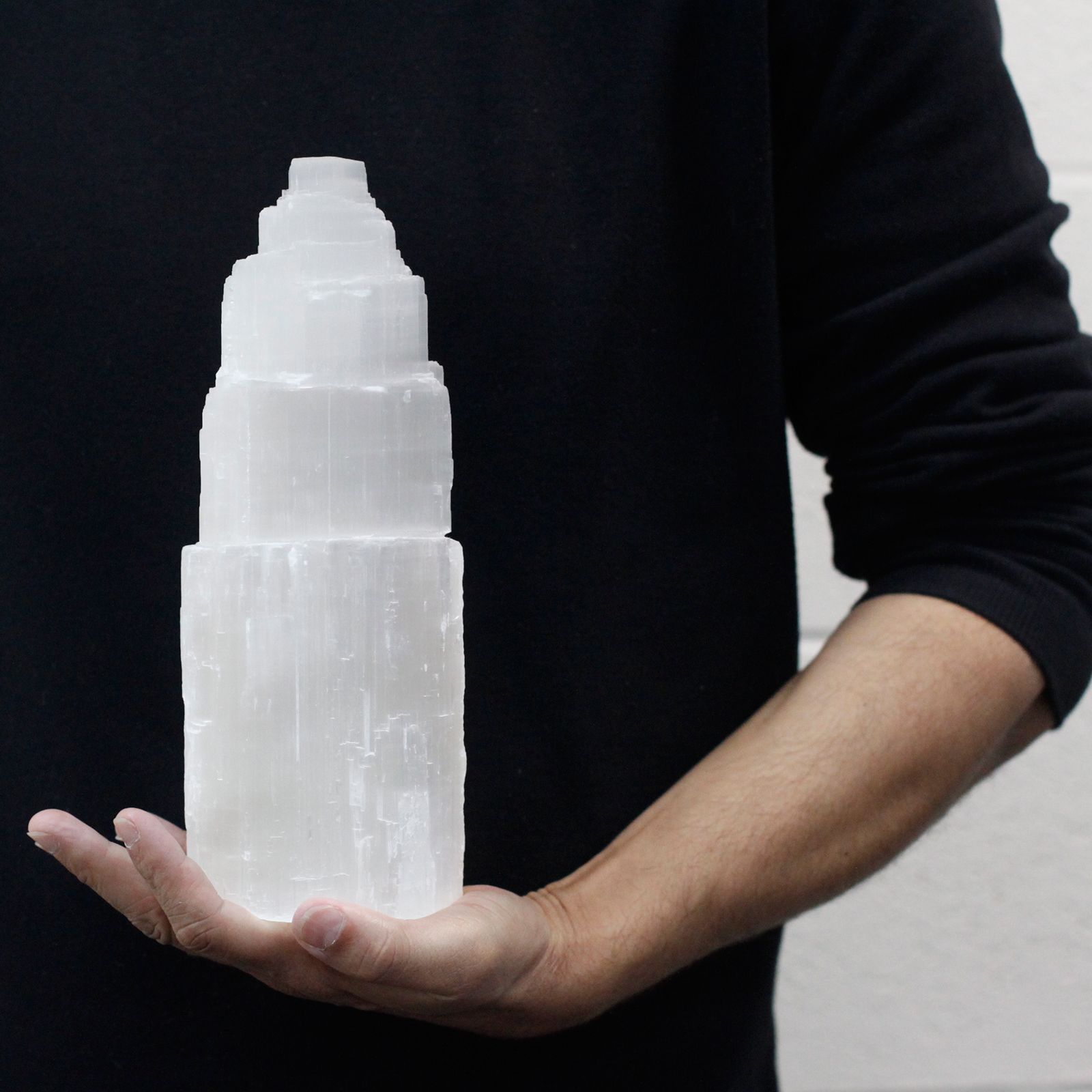 bG9jYWw6Ly9tZWRpYS85Ti84RS82MFIzMEMxRzZNVks4RTlOLzEyMDI0NDkwLmpwZWc.jpg Natural Selenite Tower Lamp - 25 cm - Image 3