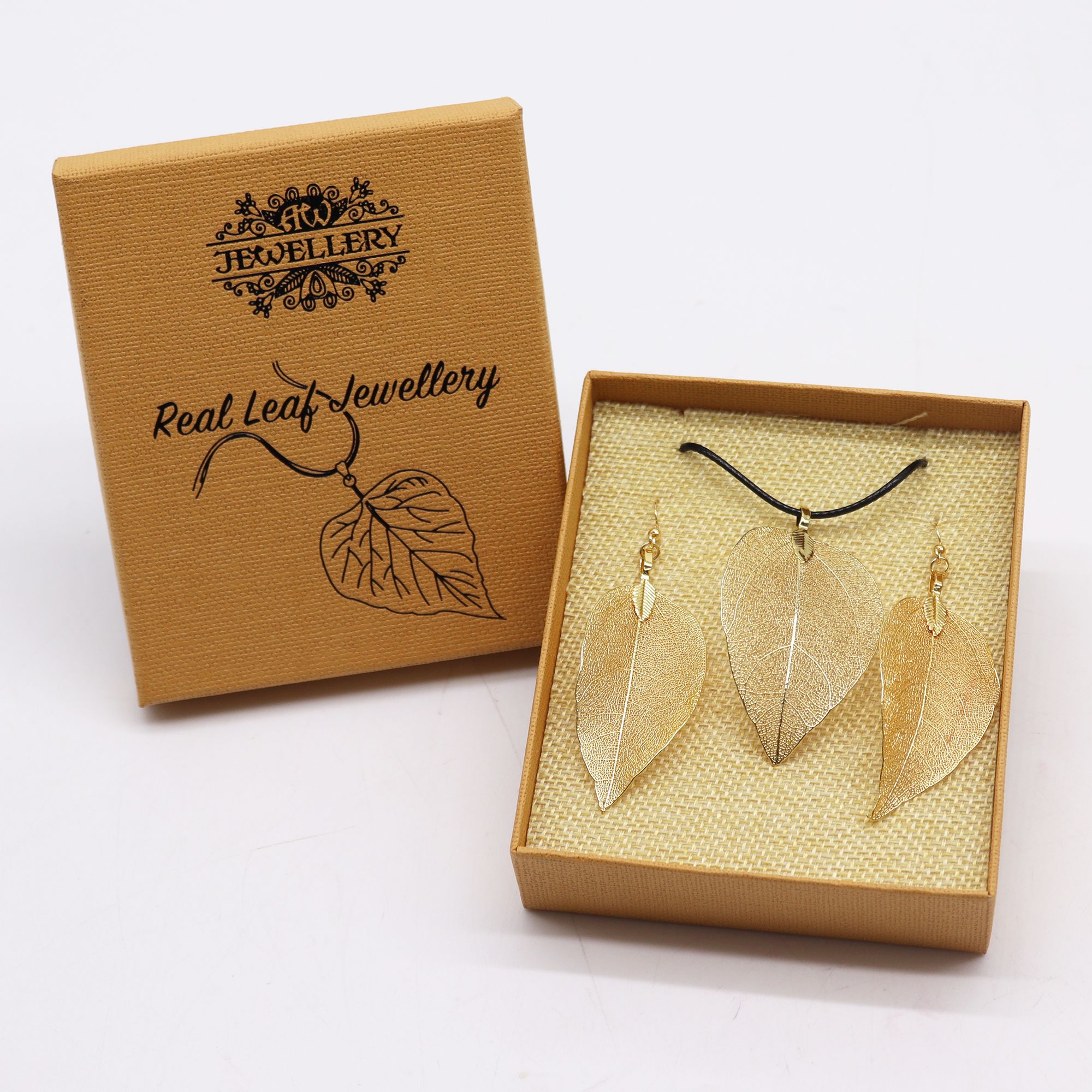 bG9jYWw6Ly9tZWRpYS85Ti8yQy82MFIzMEMxRzZHV0syQzlOLzgxZDE2YmUzLmpwZWc.jpg Necklace & Earring Set - Bravery Leaf - Gold - Image 6