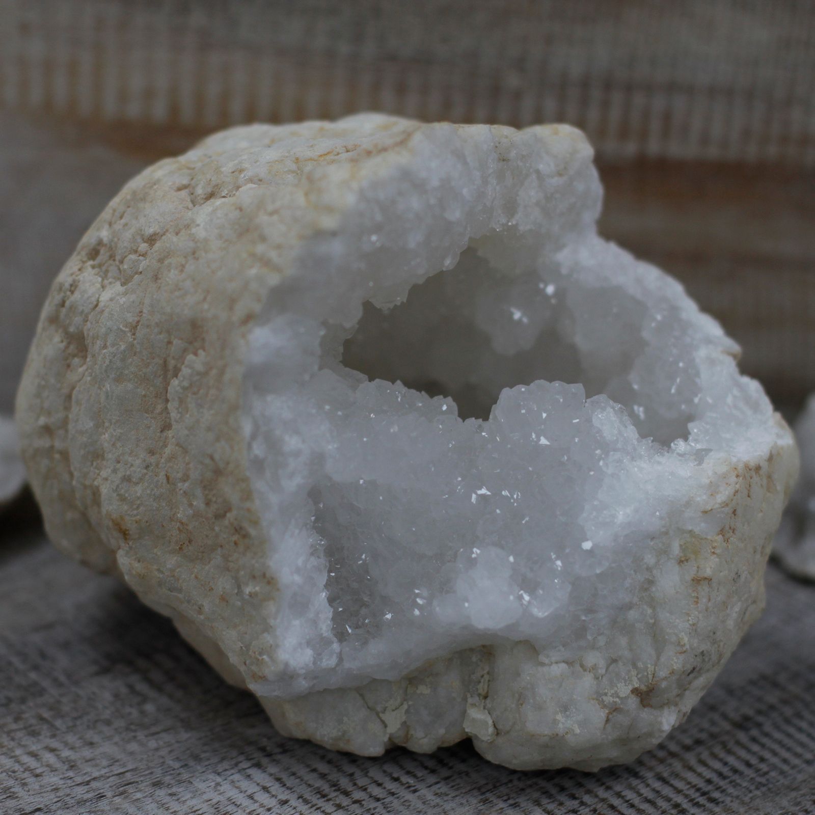 bG9jYWw6Ly9tZWRpYS85Ti9BRC82MFIzMEMxRzZNVktBRDlOL2ZhYTAyNzBjLmpwZWc.jpg Calsite Geodes - 15-18 cm - Image 11