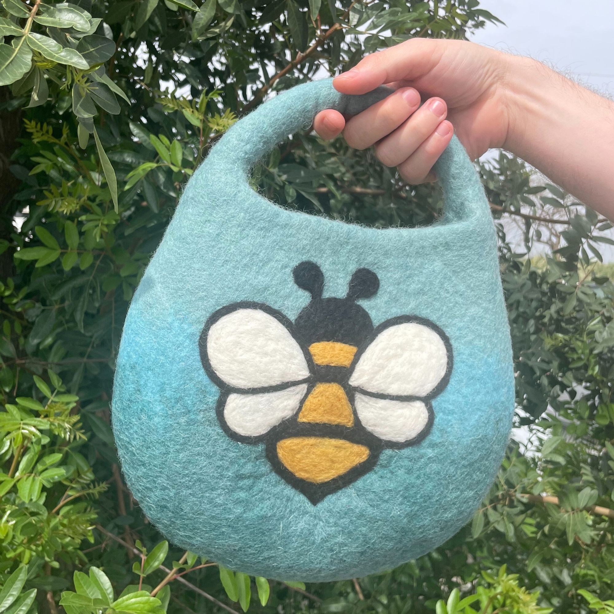 bG9jYWw6Ly9tZWRpYS85Ti9KRC82MFIzMEMxSDc0UzNKRDlOLzI2ZjExYjQxLmpwZWc.jpg Water Felted Bee Bag - One Handle with Magnet - Blue Green - Image 2