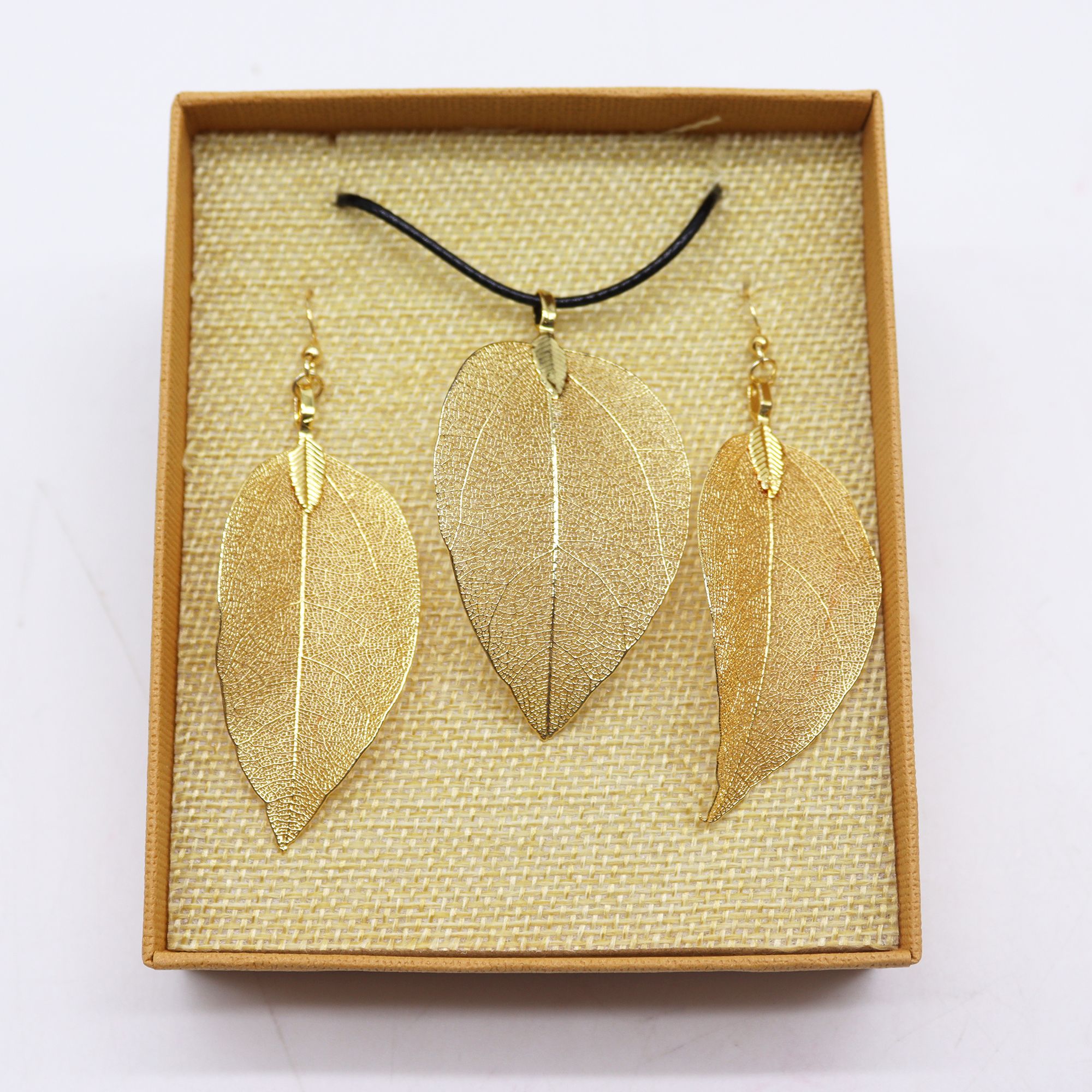 bG9jYWw6Ly9tZWRpYS85UC8yQy82MFIzMEMxRzZHV0syQzlQLzA4YjkyNDQzLmpwZWc.jpg Necklace & Earring Set - Bravery Leaf - Gold - Image 2
