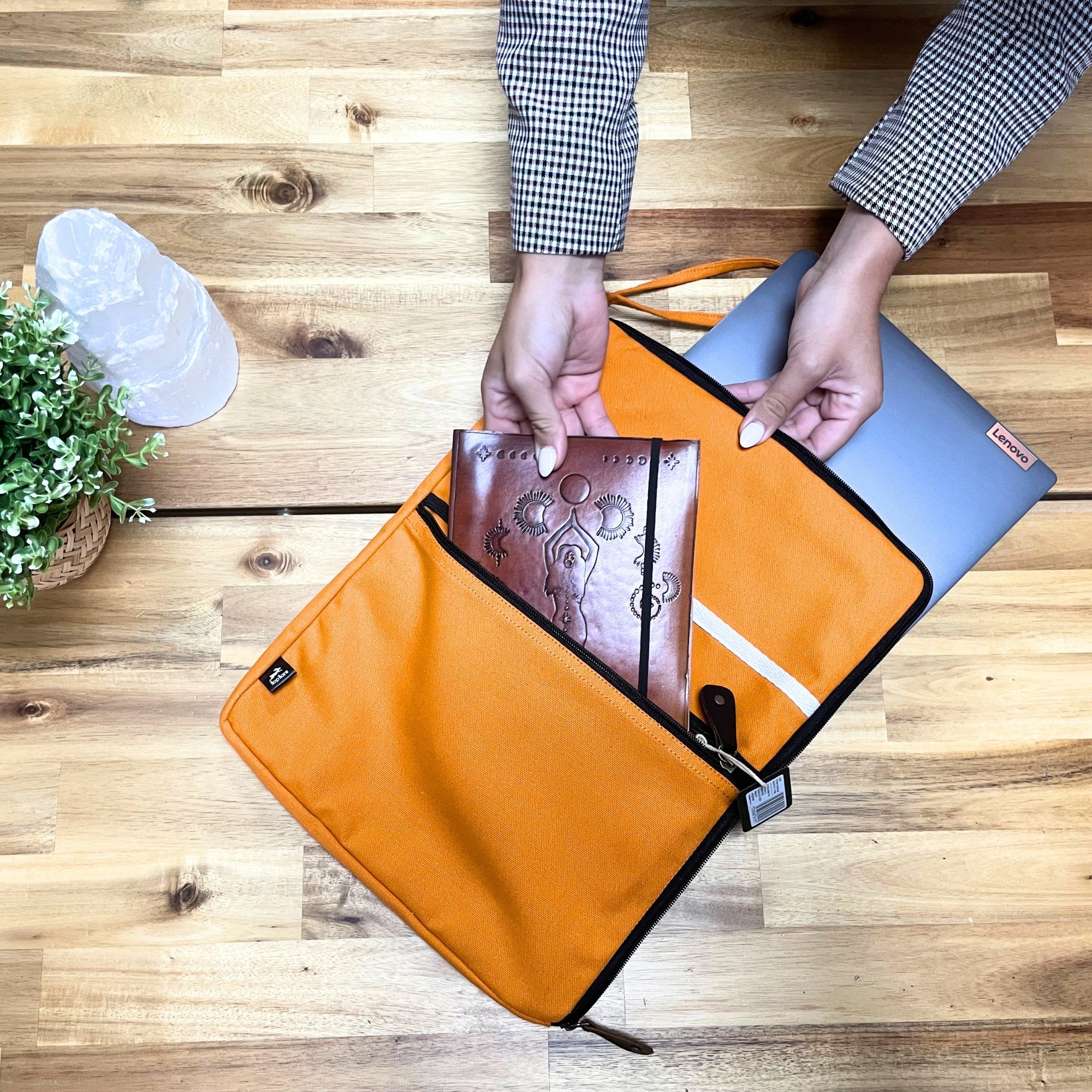 bG9jYWw6Ly9tZWRpYS85UC9HRC82MFIzMEMxRzZXVDNHRDlQL2EyYWNlODE0LmpwZWc.jpg Canvas Travel Laptop Pouch - Orange - Image 2