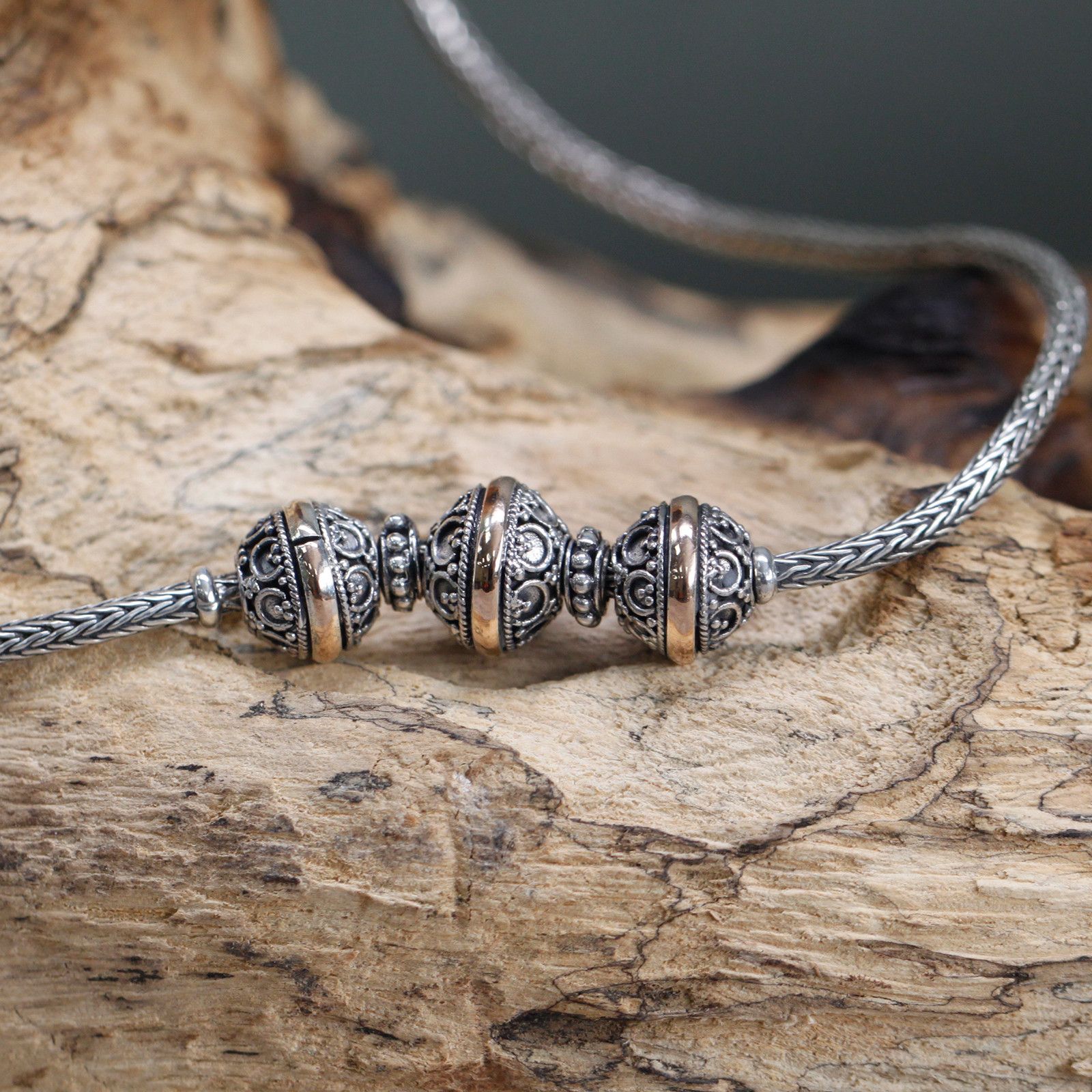 bG9jYWw6Ly9tZWRpYS85UC9KRC82MFIzMEMxRzZNVEtKRDlQLzYwYzg2OGZlLmpwZWc.jpg Silver & Gold Necklace -Tri - Image 3