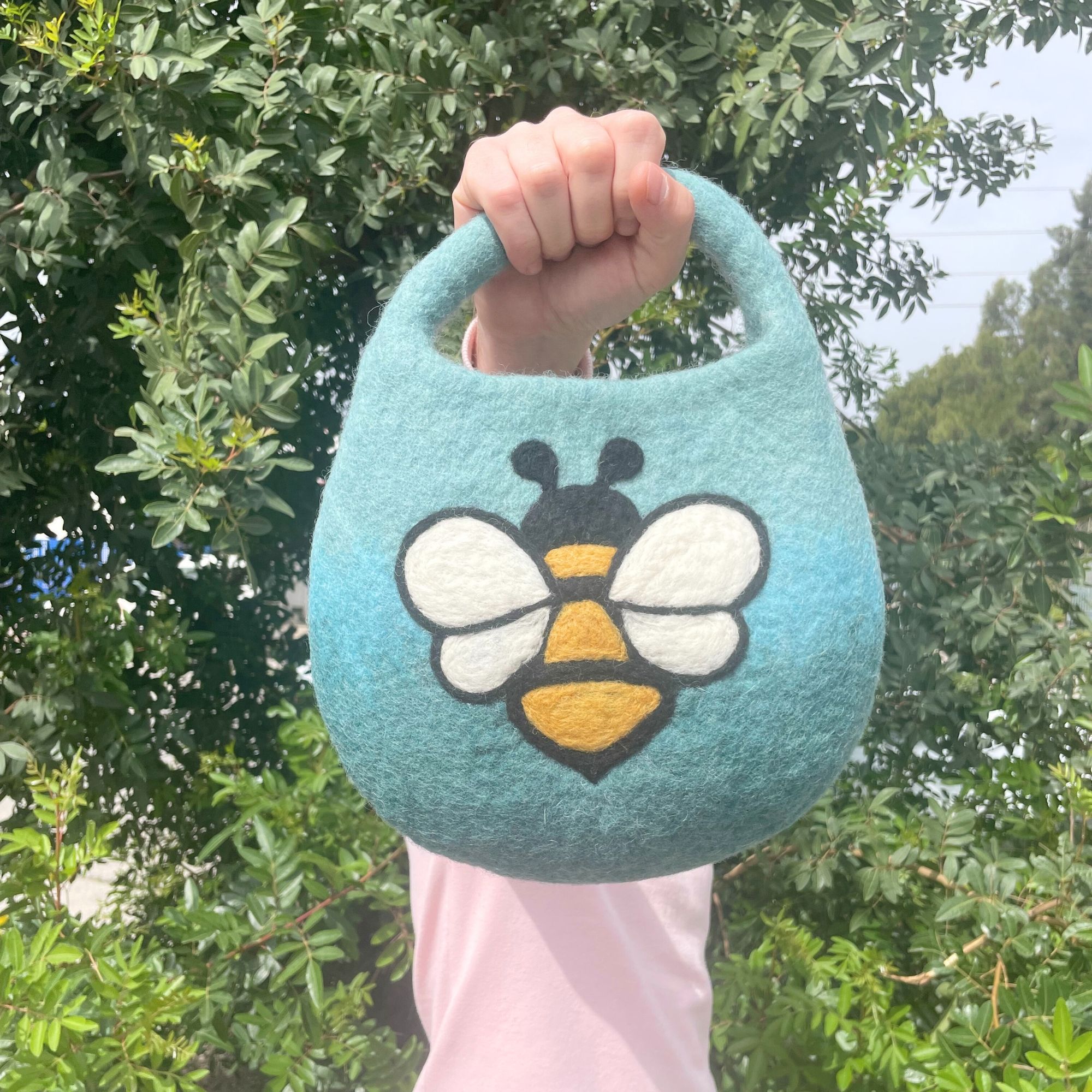 bG9jYWw6Ly9tZWRpYS85UC9KRC82MFIzMEMxSDc0UzNKRDlQLzQwY2IzOWI1LmpwZWc.jpg Water Felted Bee Bag - One Handle with Magnet - Blue Green