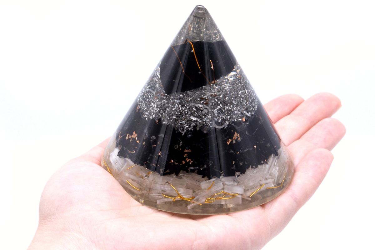 bG9jYWw6Ly9tZWRpYS85US82Qy82MFIzMEMxRzZSUks2QzlRLzgyZTI2MjkyLmpwZWc.jpg Orgonite Cone - Selenite and Black Toumaline Copper - 90 mm - Image 2