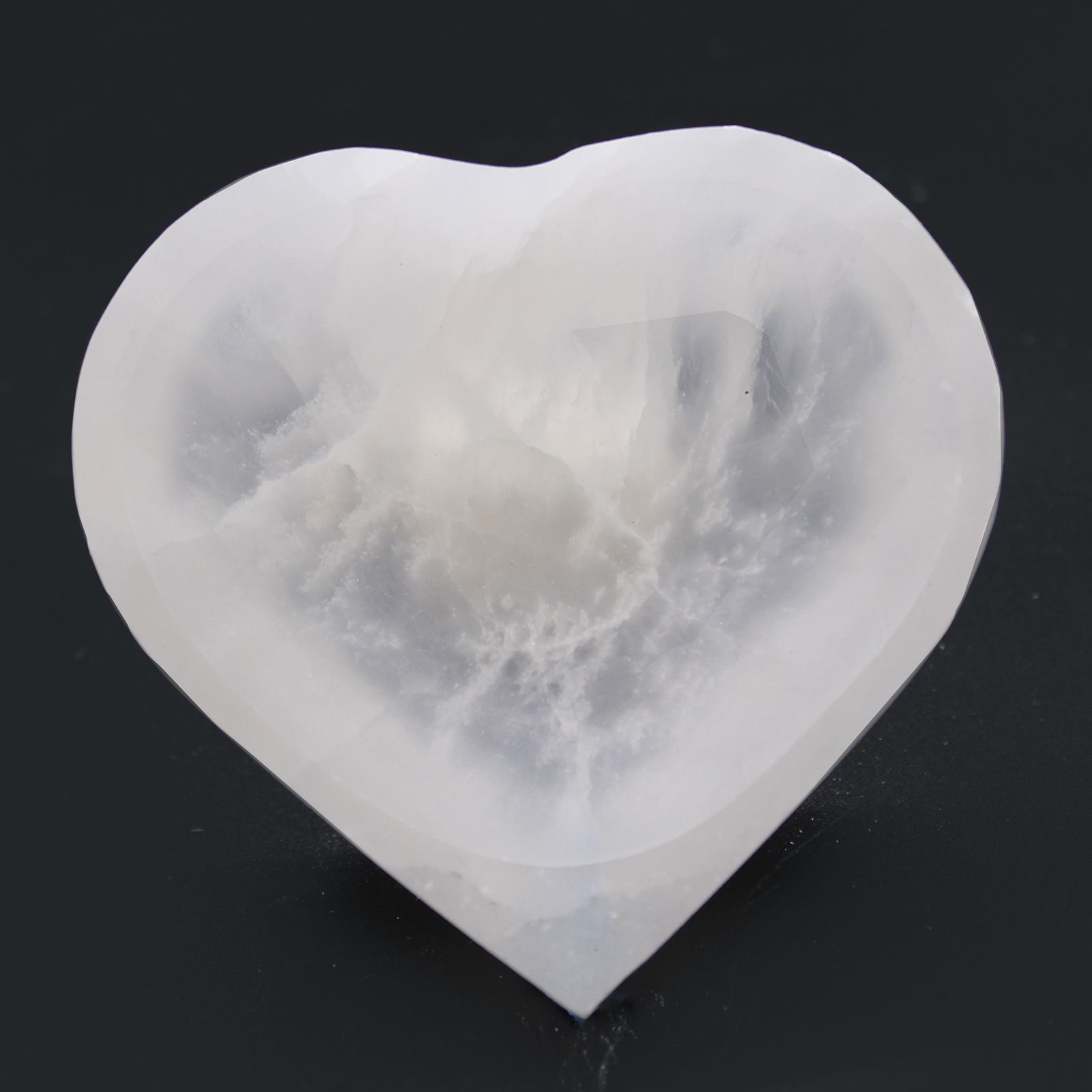 bG9jYWw6Ly9tZWRpYS85US9KRS82MFIzMEMxRzZSVEtKRTlRLzRiNDdmZjBiLmpwZWc.jpg Selenite Heart Bowl - 10cm - Image 2