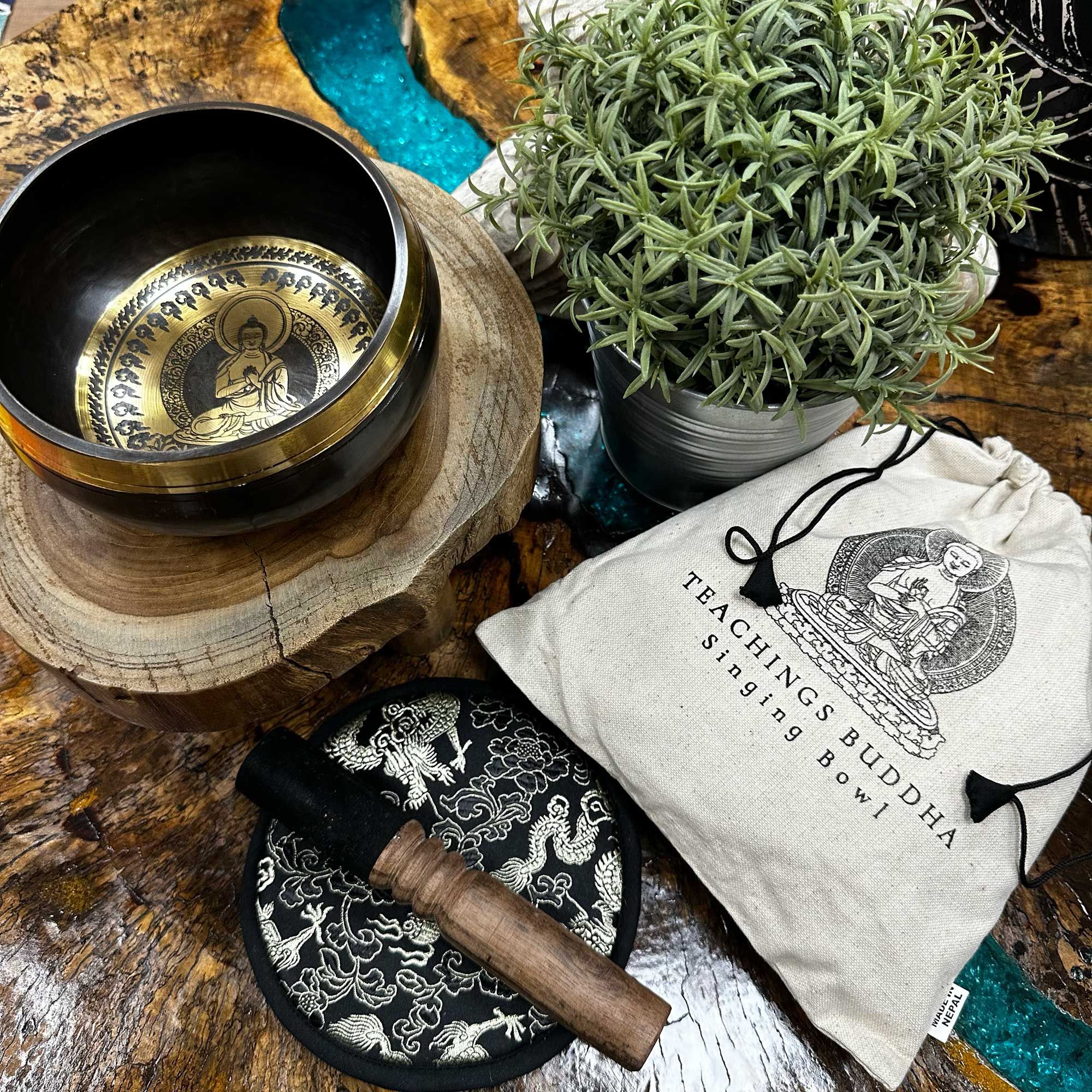 bG9jYWw6Ly9tZWRpYS85Ui9KQy82MFIzMEMxRzZXUjNKQzlSLzA4MjRkMzBkLmpwZWc.jpg Hand Beaten & Engraved Singing Bowl Gift Set - 14cm - Teachings Buddha - Image 3