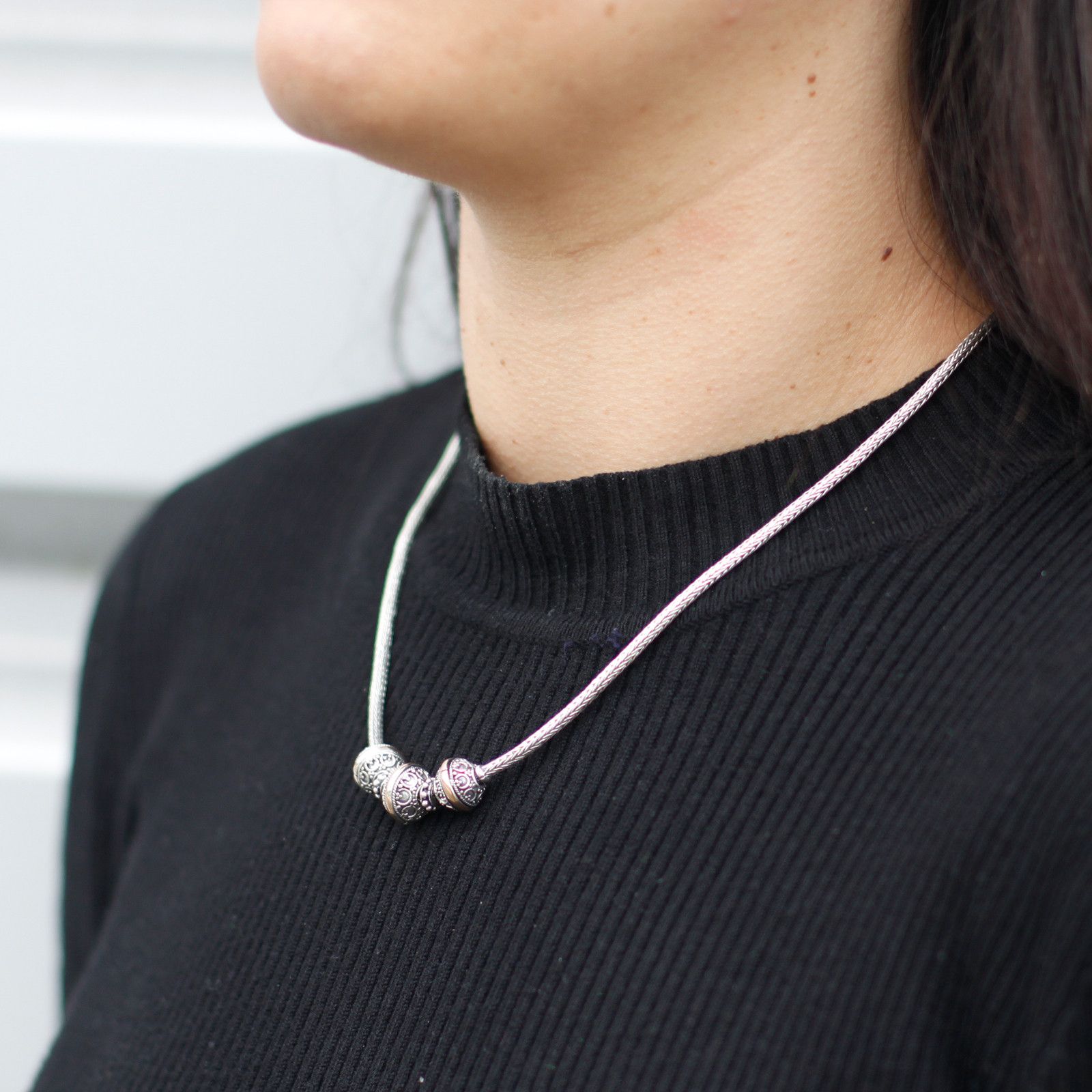 bG9jYWw6Ly9tZWRpYS85Ui9KRC82MFIzMEMxRzZNVEtKRDlSLzQwZDFlNTk5LmpwZWc.jpg Silver & Gold Necklace -Tri - Image 2