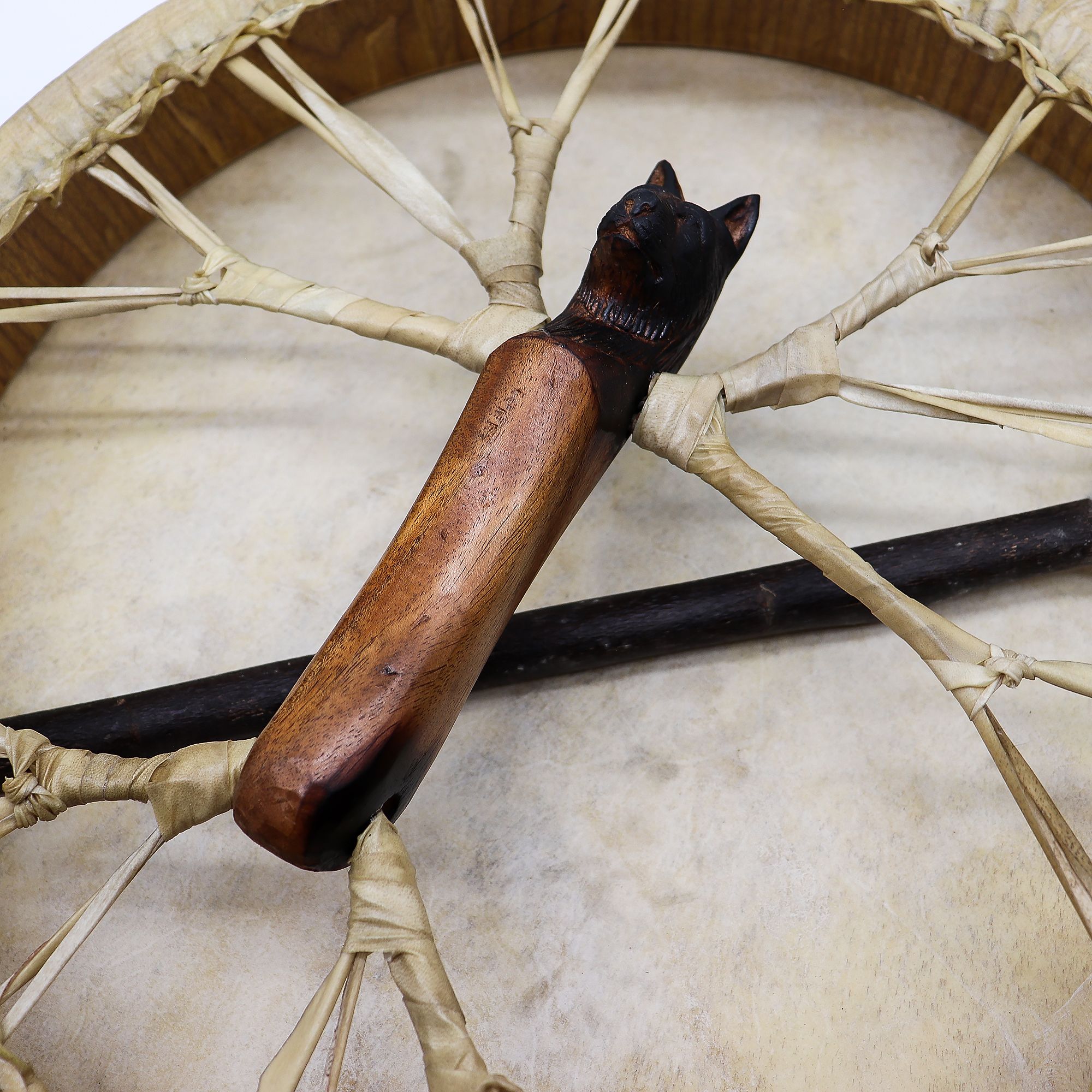 bG9jYWw6Ly9tZWRpYS85Uy82RS82MFIzMEMxSjYwV0s2RTlTL2FiZmYwOWU1LmpwZWc-1.jpg Spirit of the Wolf - Sharman Drum & Stick- Tunable - 40cm - Image 3