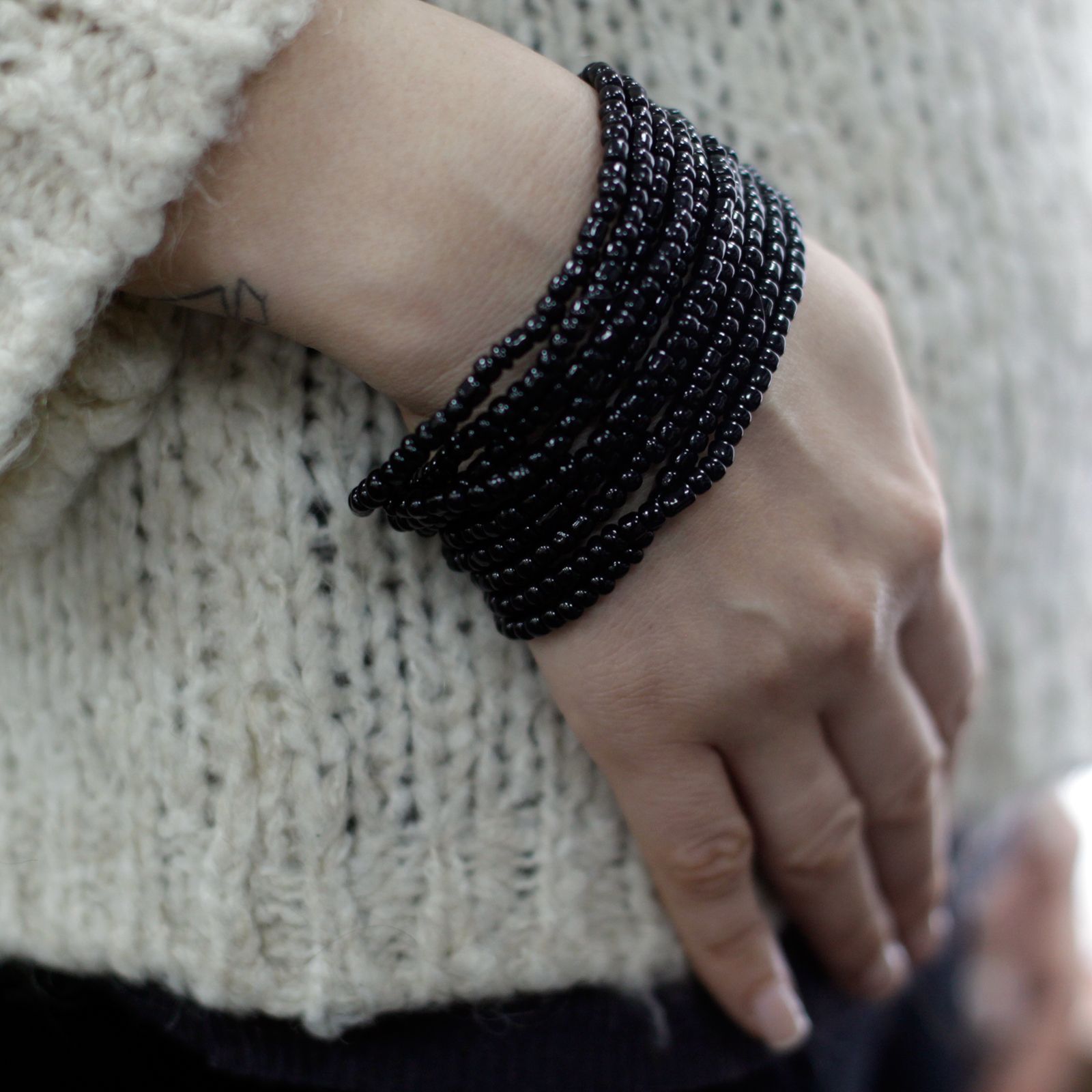 bG9jYWw6Ly9tZWRpYS85Uy84RS82MFIzMEMxRzZNVzM4RTlTL2EzZGIxZDRmLmpwZWc.jpg Multi-Bead Bangle Wooden Clasp - Assorted Colours - Image 6