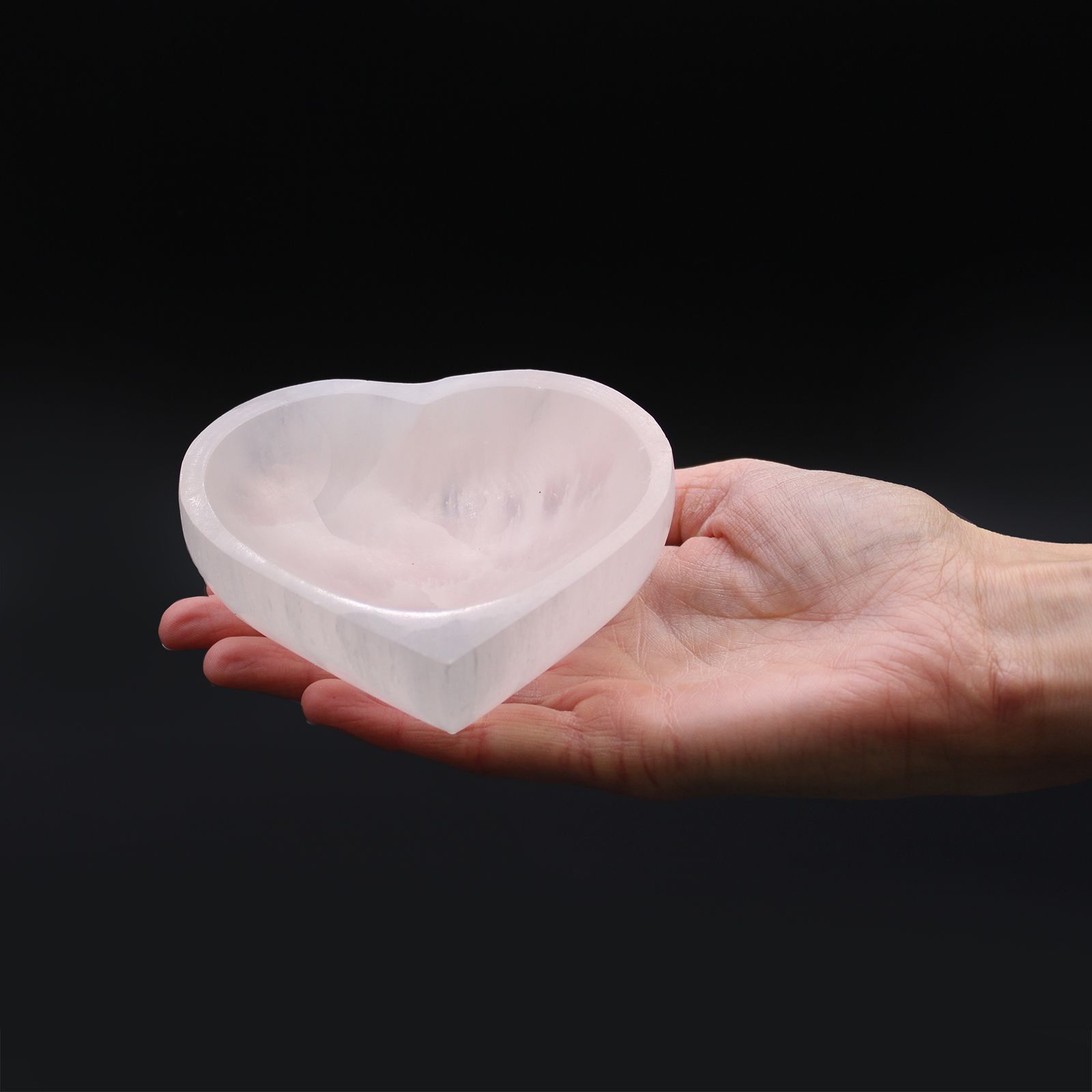 bG9jYWw6Ly9tZWRpYS85Uy9KRS82MFIzMEMxRzZSVEtKRTlTLzEzZDliYTQ4LmpwZWc.jpg Selenite Heart Bowl - 10cm - Image 4