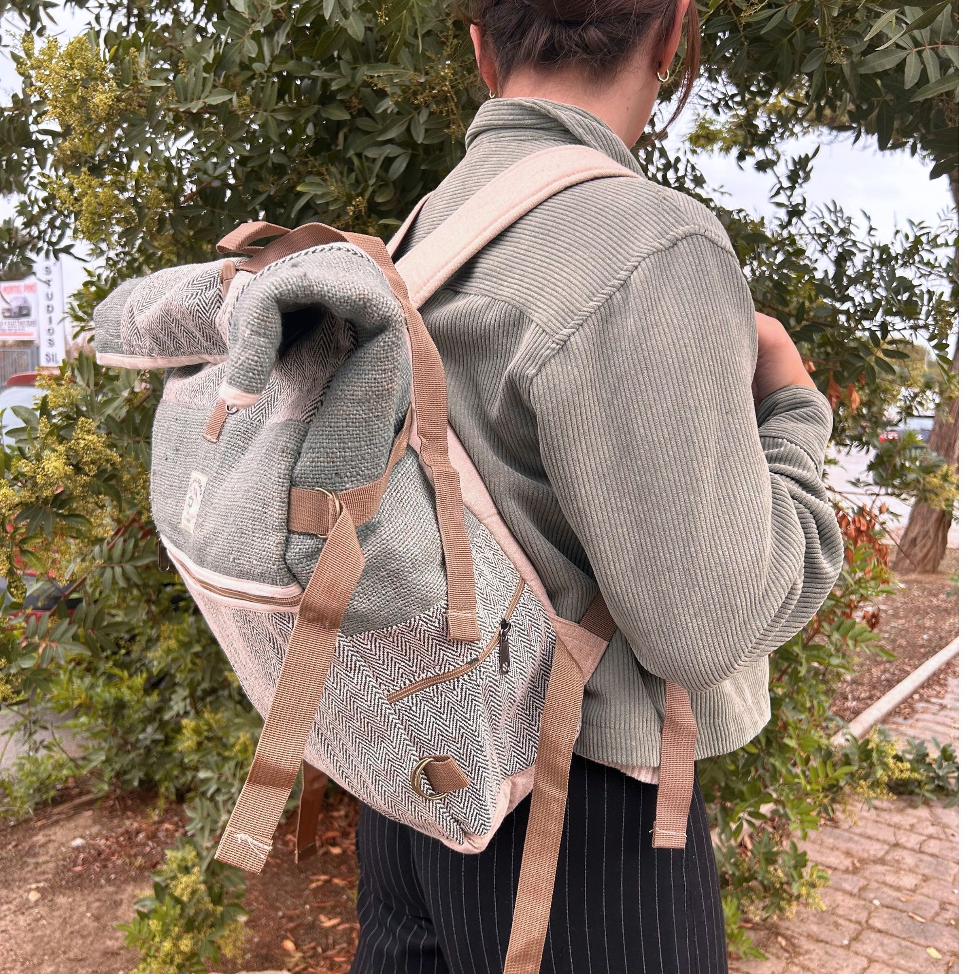 bG9jYWw6Ly9tZWRpYS8xSC8wQy82MFIzMEMxRzZXVEswQzFILzMyODNiNzcyLmpwZWc.jpg Hemp Trekking Rolling Backpack - Sage - Image 4