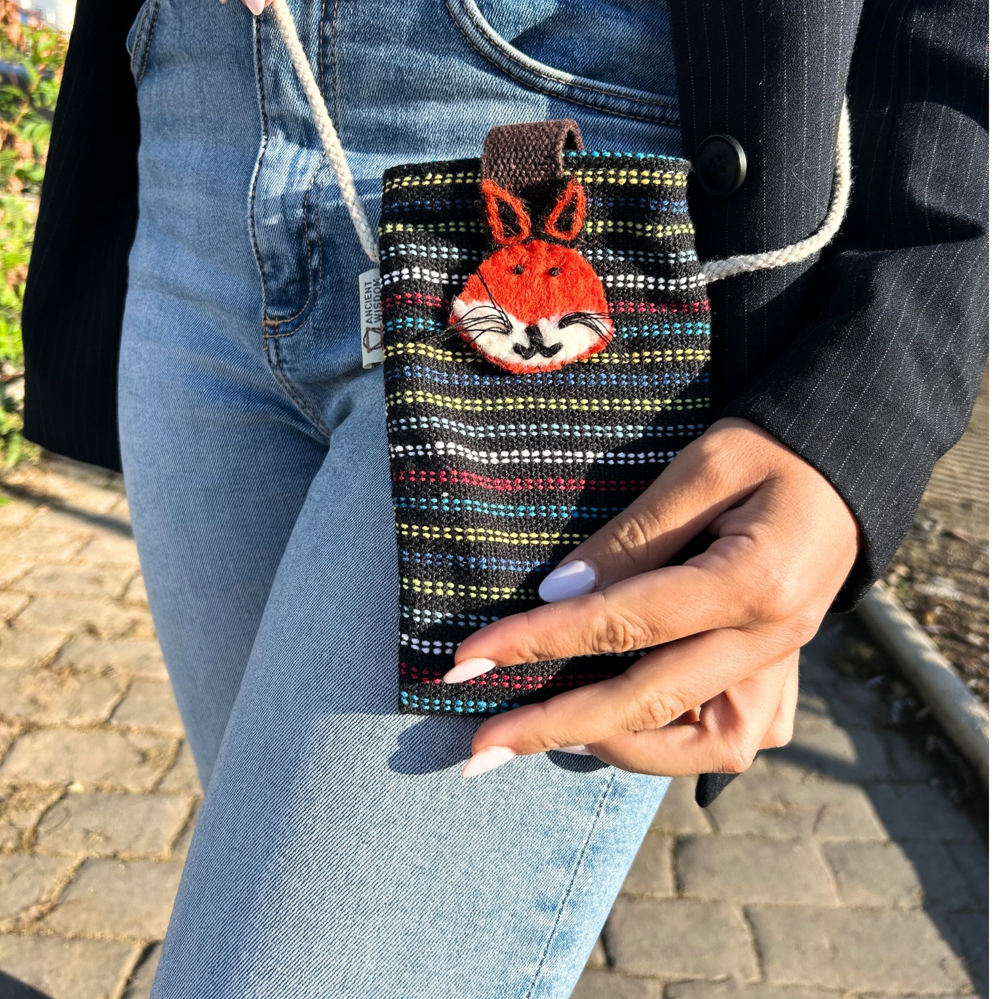 bG9jYWw6Ly9tZWRpYS8xSC9KRS82MFIzMEMxRzZXVDNKRTFIL2E2NmNhYTM2LmpwZWc.jpg Phone Holder Bag Black and Multi - fox decor