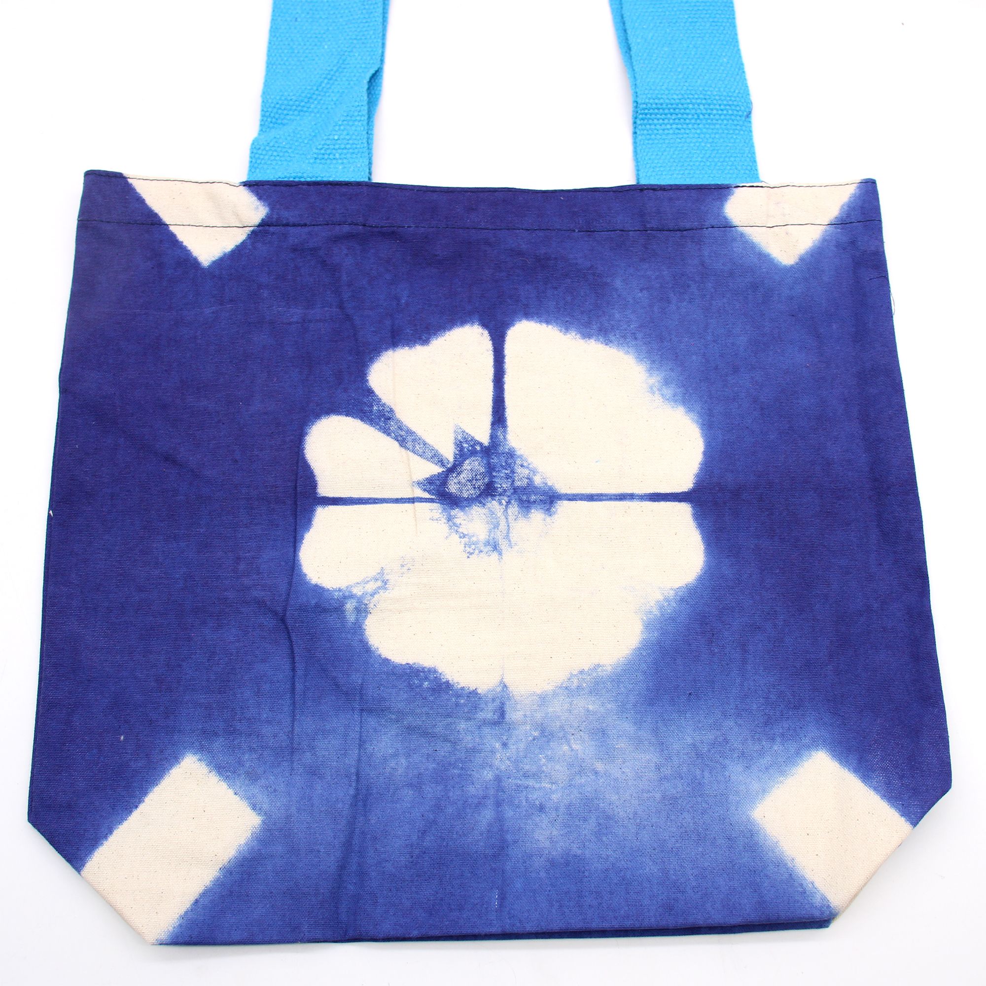 bG9jYWw6Ly9tZWRpYS8xTS8wRS82MFIzMEMxRzZSVzMwRTFNLzZlZTk5NWQwLmpwZWc.jpg Natural Tye-Dye Cotton Bag (8oz) - 38x42x12cm - Blue Flower - Blue Handle - Image 3
