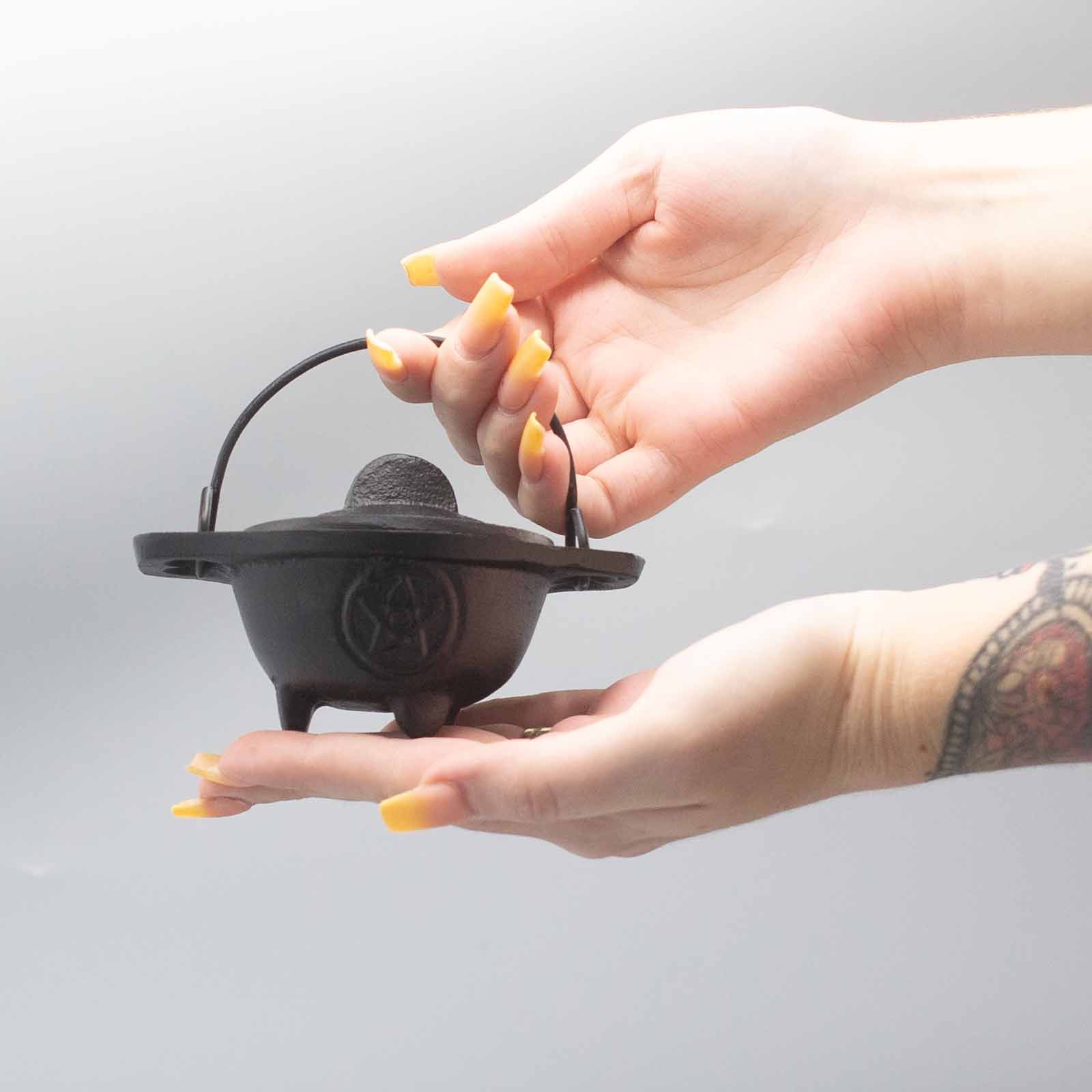 bG9jYWw6Ly9tZWRpYS8xTi9FRC82MFIzMEMxRzZSV0tFRDFOL2Q1MTBlY2RiLmpwZWc.jpg Cast Iron Cauldron with Pentagon 5x9cm - Image 3