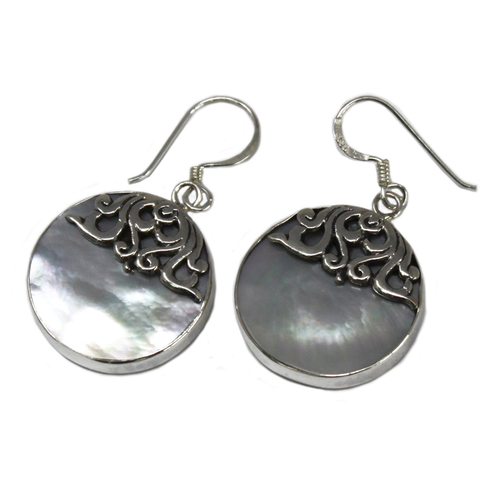 bG9jYWw6Ly9tZWRpYS8xUC9FQy82MFIzMEMxRzZNUzNFQzFQLzQ3YzUzNTA3LmpwZWc.jpg Shell & Silver Earrings - Classic Disc - MOP