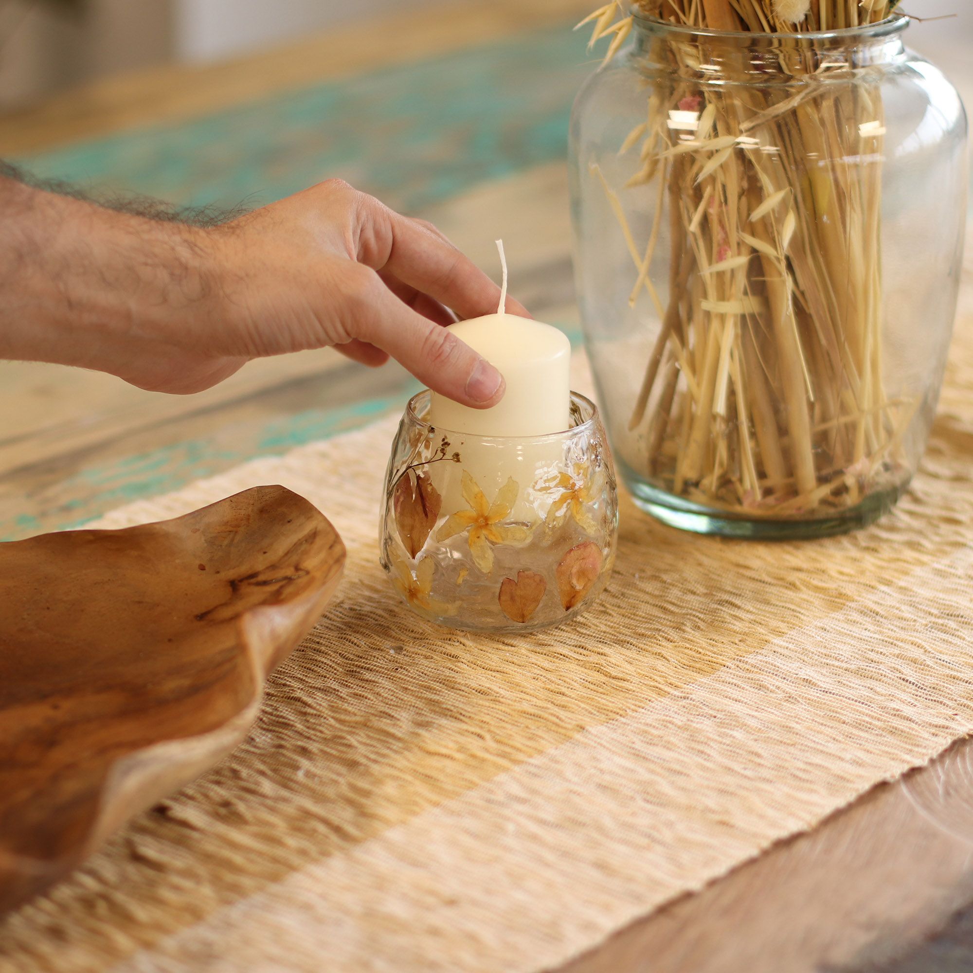 bG9jYWw6Ly9tZWRpYS8xUC9FRC82MFIzMEMxSjY0UzNFRDFQLzYwNWZmNDI3LmpwZw.jpg Natural Floral Glass - Straight Candle Holder - Rosa - (8x8cm) - Image 2