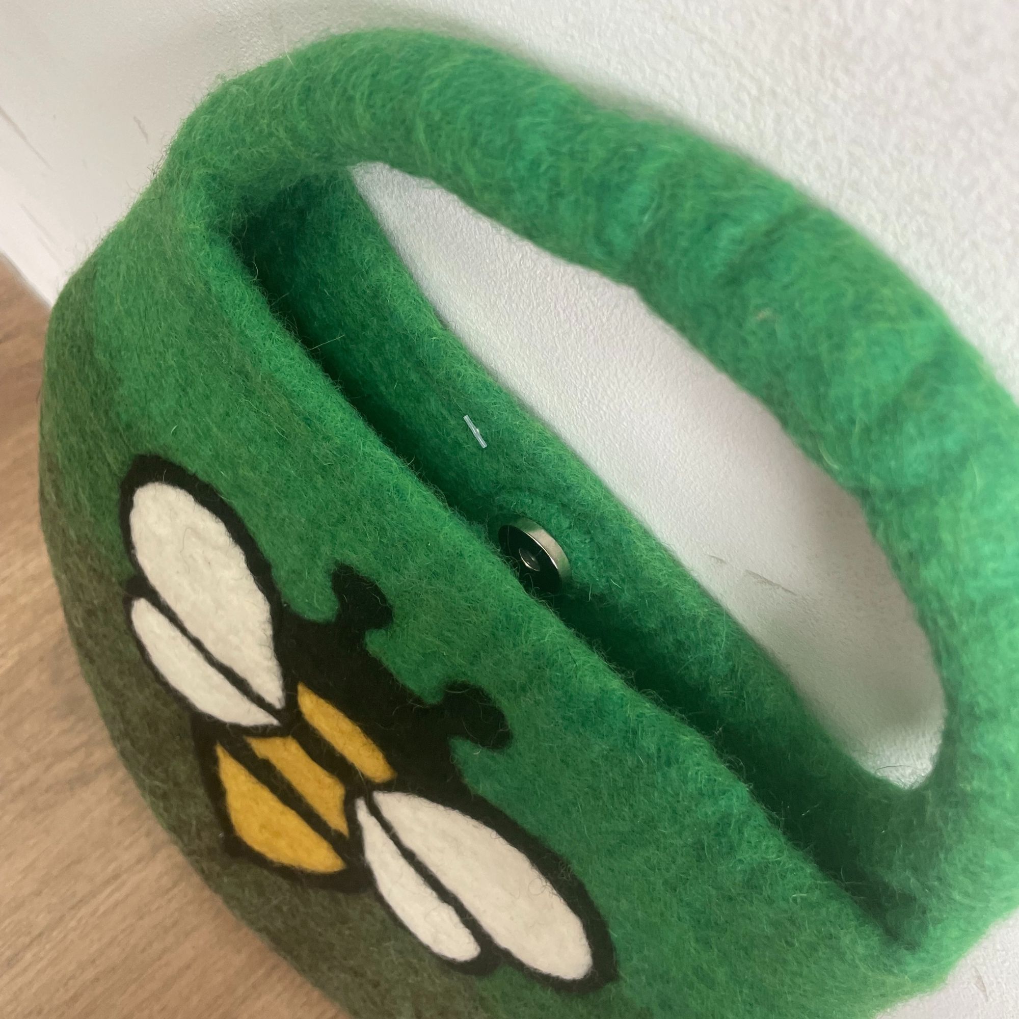 bG9jYWw6Ly9tZWRpYS8xUS8yRS82MFIzMEMxSDc0VEsyRTFRLzFiNWI0ODBmLmpwZWc.jpg Water Felted Bee Bag - One Handle with Magnet - Garden Greens - Image 2