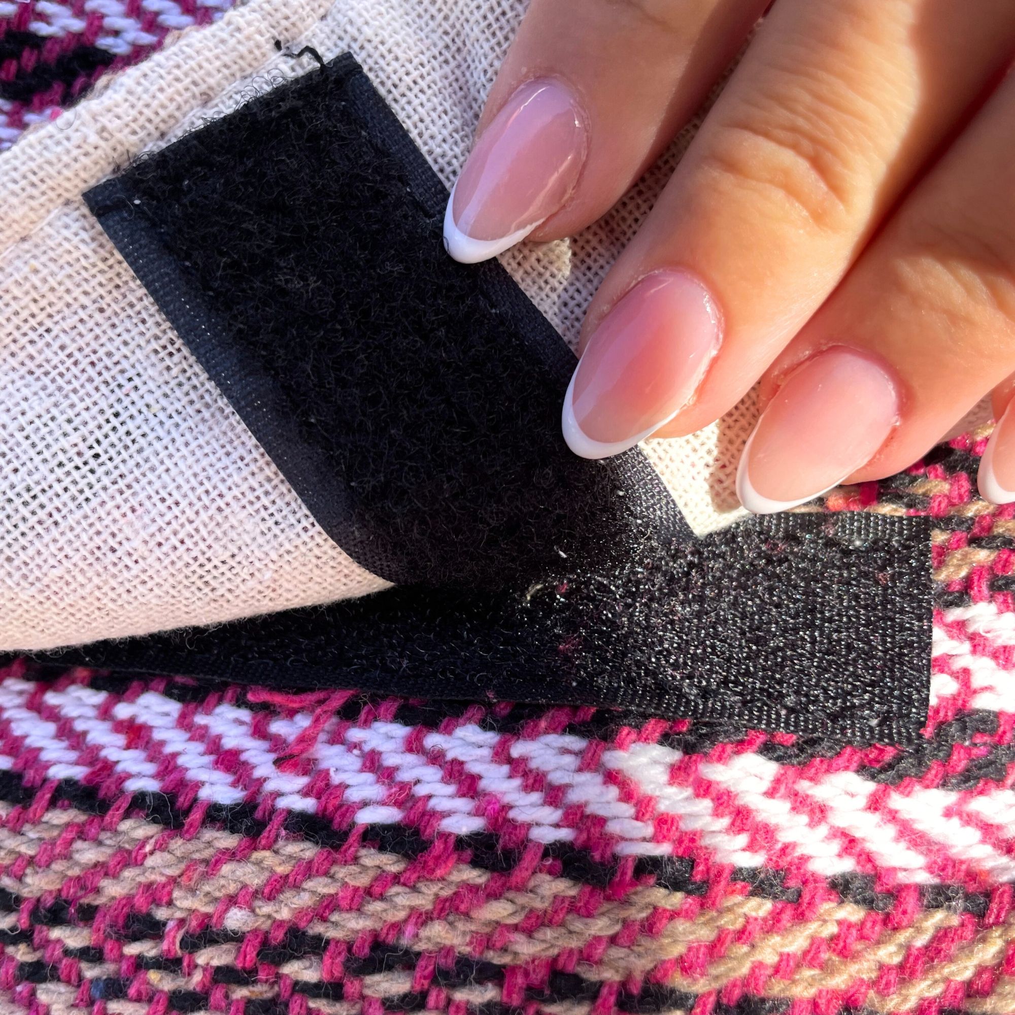 bG9jYWw6Ly9tZWRpYS8xUS9FQy82MFIzMEMxRzZXVDNFQzFRL2UxOGQ0ZDg2LmpwZWc.jpg Soft Banjar Laptop Bag - Soft Pink - Image 4