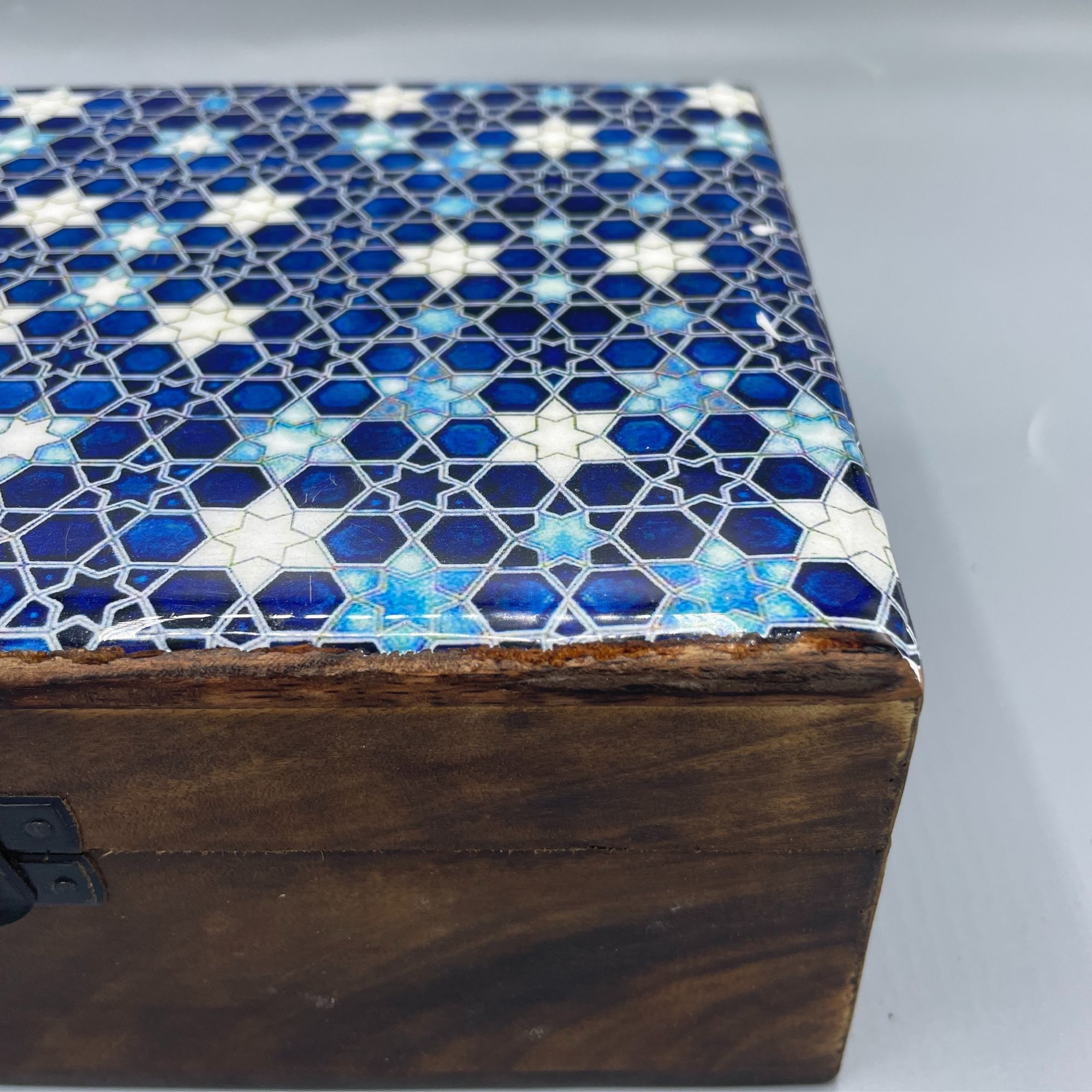 bG9jYWw6Ly9tZWRpYS8xUi8yRC82MFIzMEMxRzZXUksyRDFSLzdmZjk3MWExLmpwZWc.jpg Large Ceramic Glazed Wood Box - 20x15x7.5cm - Blue Stars