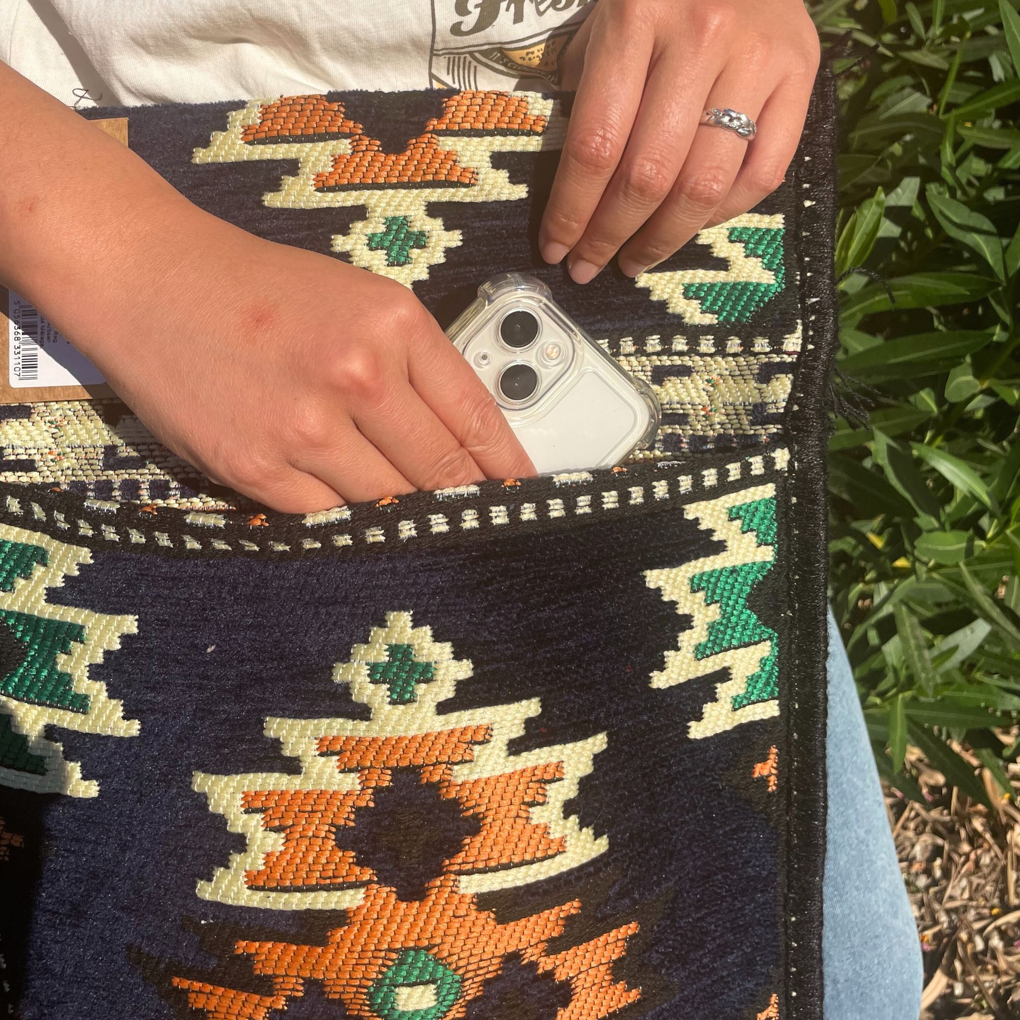 bG9jYWw6Ly9tZWRpYS9IRy9BRC82MFIzMEMxRzZSVzNBREhHLzY2NDUxMDhjLmpwZWc.jpg Dark Navy Kilim Messenger Festival Bag - Image 4