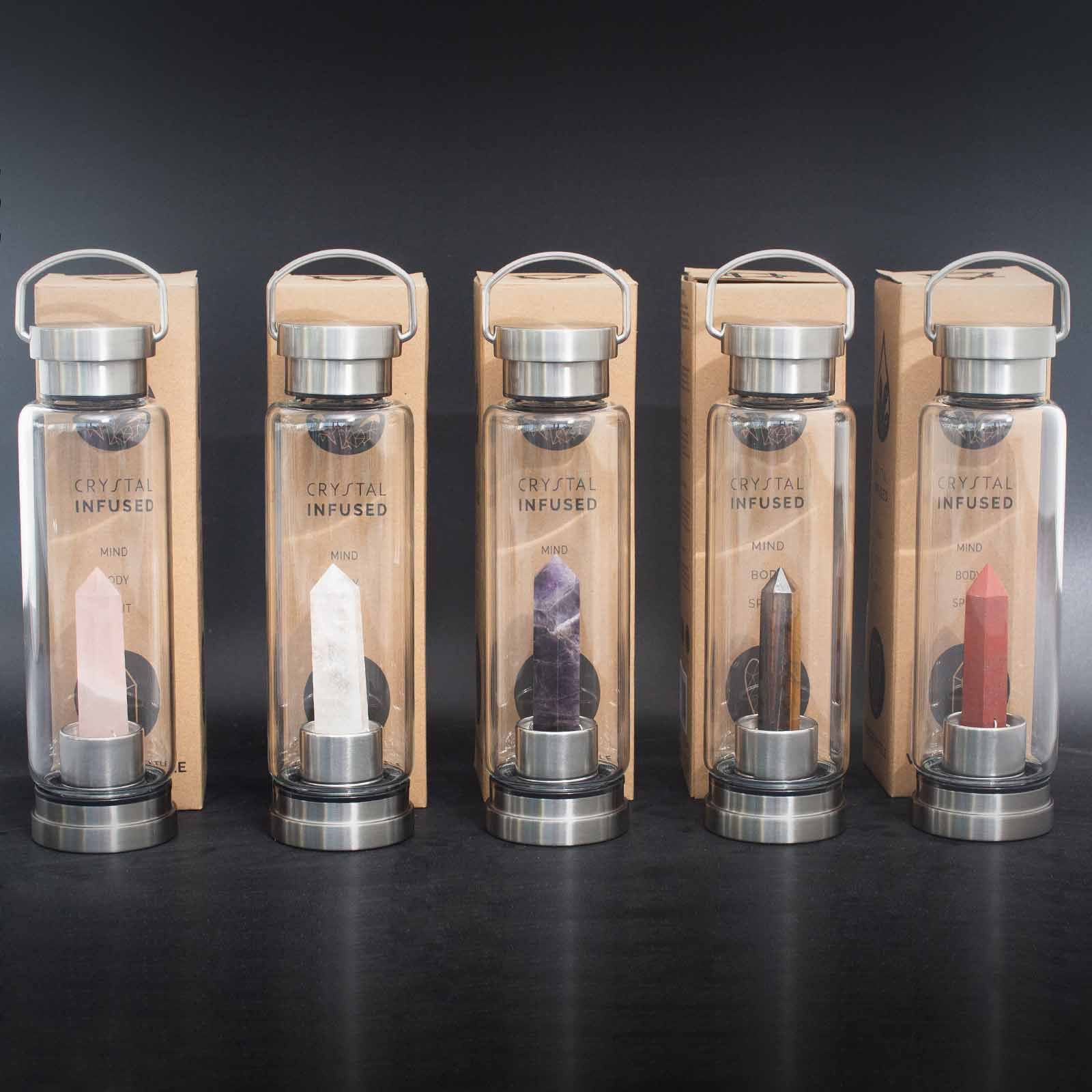 bG9jYWw6Ly9tZWRpYS9ISC84Qy82MFIzMEMxRzZSVjM4Q0hILzAwOGVjNjY4LmpwZWc-3.jpg Crystal Infused Glass Water Bottle - Relaxing Amethyst - Obelisk - Image 5