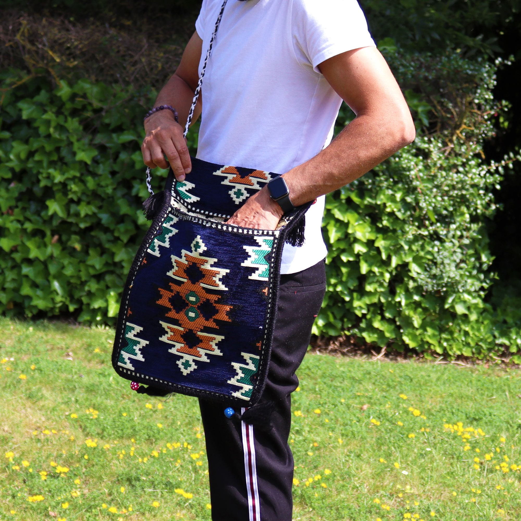 bG9jYWw6Ly9tZWRpYS9ISi9BRC82MFIzMEMxRzZSVzNBREhKL2VmNzRhODY5LmpwZWc.jpg Dark Navy Kilim Messenger Festival Bag - Image 5