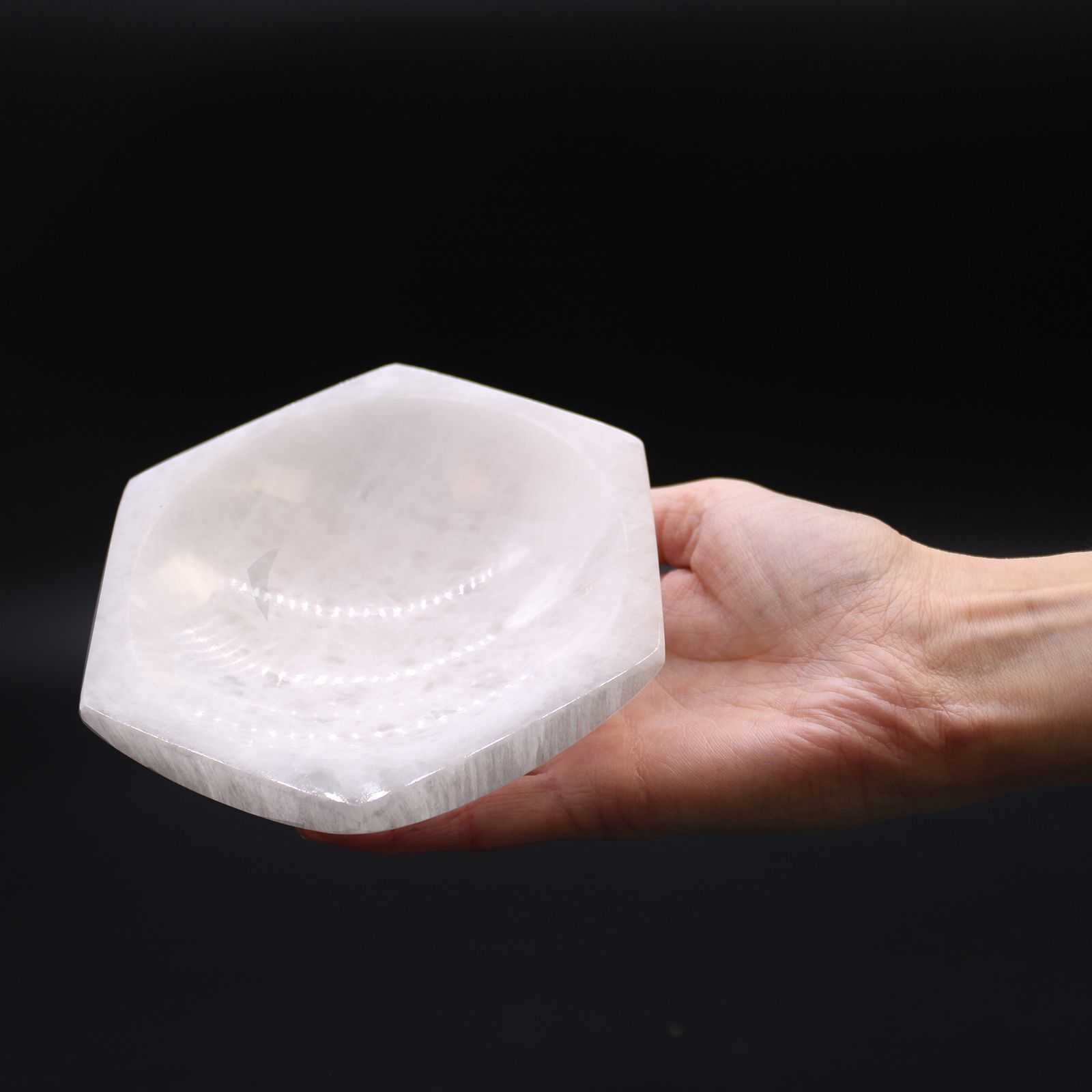 bG9jYWw6Ly9tZWRpYS9ISy8wQy82MFIzMEMxRzZSVjMwQ0hLL2JkMDdlOTk3LmpwZWc.jpg Selenite Hex Bowl - 15cm - Image 4