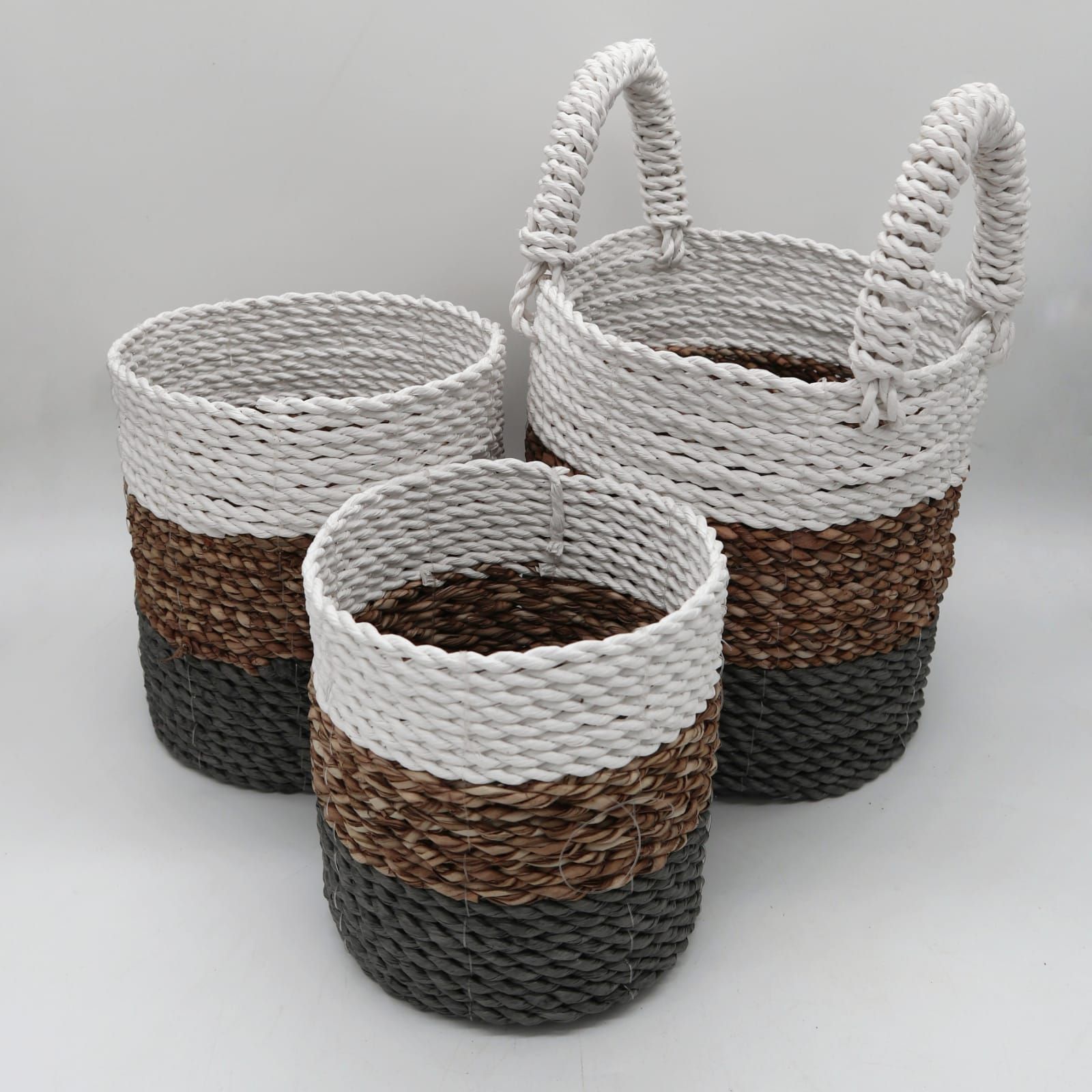 bG9jYWw6Ly9tZWRpYS9ISy8wRC82MFIzMEMxRzZSVDMwREhLLzMyNWNiY2QxLmpwZWc-1.jpg Seagrass Basket Set - Grey / Natural / White