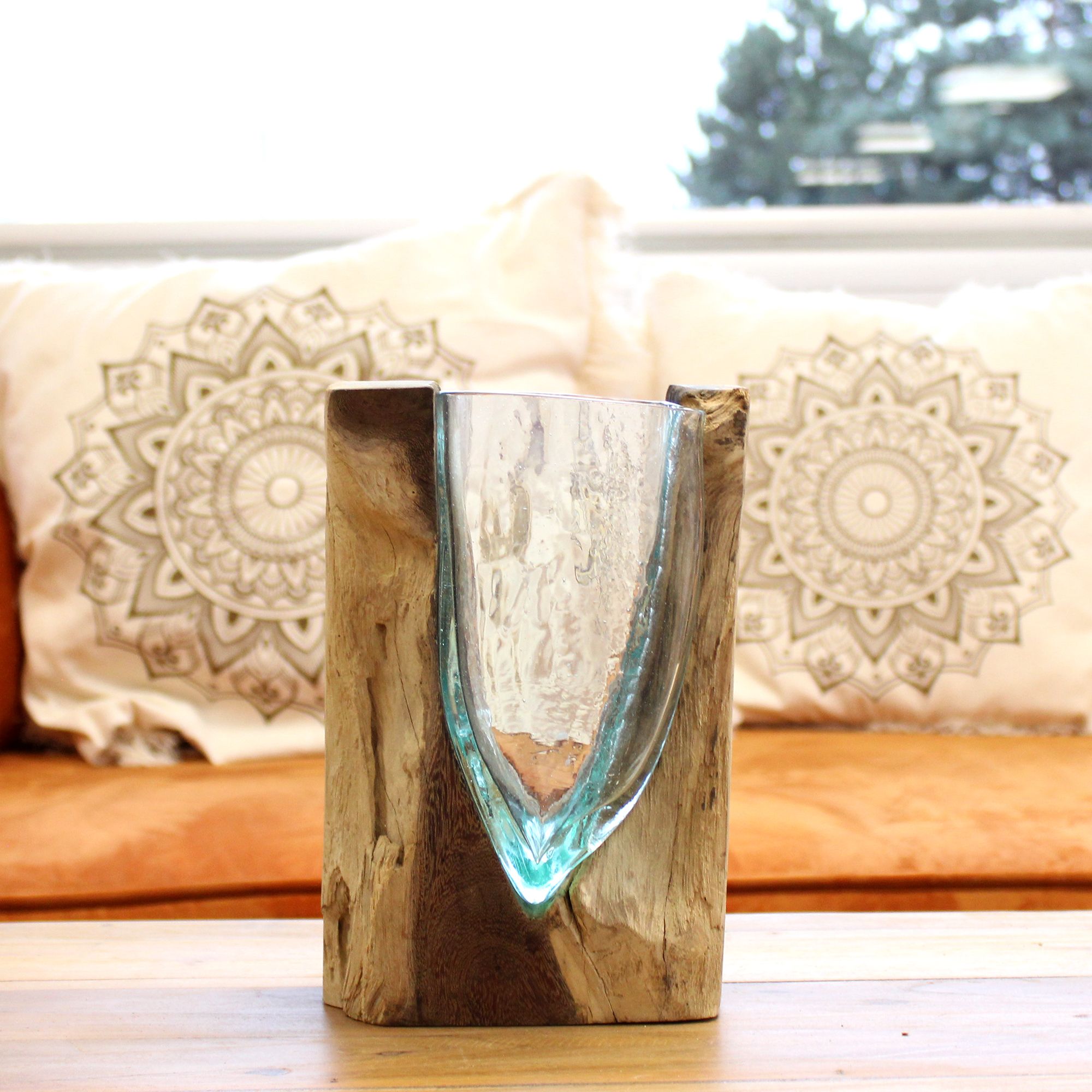 bG9jYWw6Ly9tZWRpYS9ISy9BQy82MFIzMEMxRzZSVjNBQ0hLLzlmYzRjZWMzLmpwZWc.jpg Molton Glass V-shaped Art Vase on Wood - Image 6