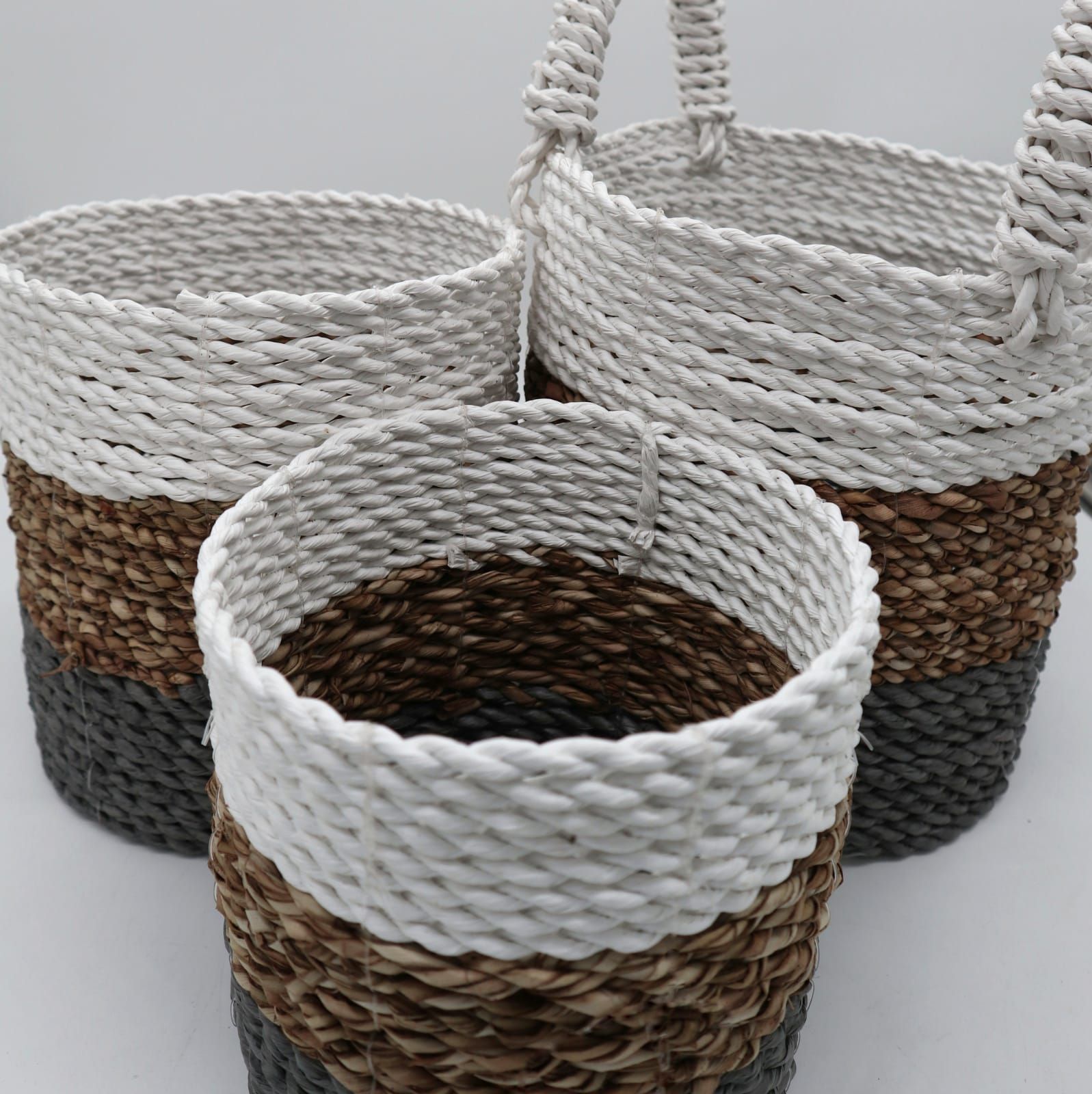 bG9jYWw6Ly9tZWRpYS9ITS8wRC82MFIzMEMxRzZSVDMwREhNLzlkYTlhYmFhLmpwZWc-1.jpg Seagrass Basket Set - Grey / Natural / White - Image 3