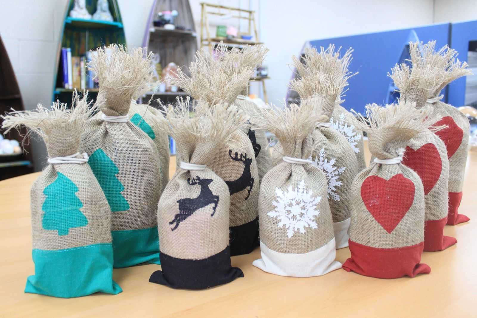 bG9jYWw6Ly9tZWRpYS9ITi8wRC82MFIzMEMxRzZHVjMwREhOLzQzODhjNzJjLmpwZWc.jpg Danish Pouch Set of 3 - White & Snowflake - Image 5