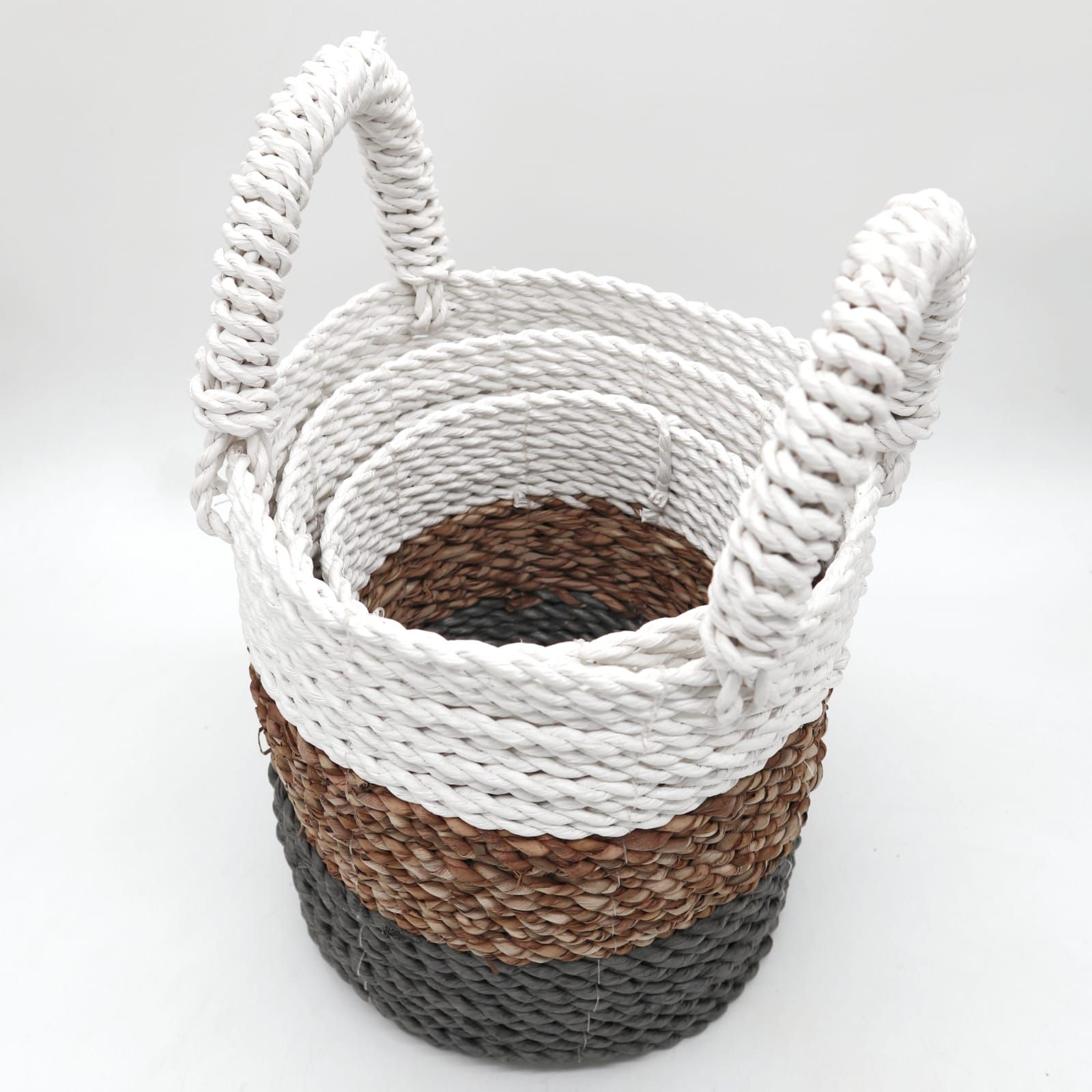bG9jYWw6Ly9tZWRpYS9ITi8wRC82MFIzMEMxRzZSVDMwREhOL2ExYzNkMDIyLmpwZWc-1.jpg Seagrass Basket Set - Grey / Natural / White - Image 4