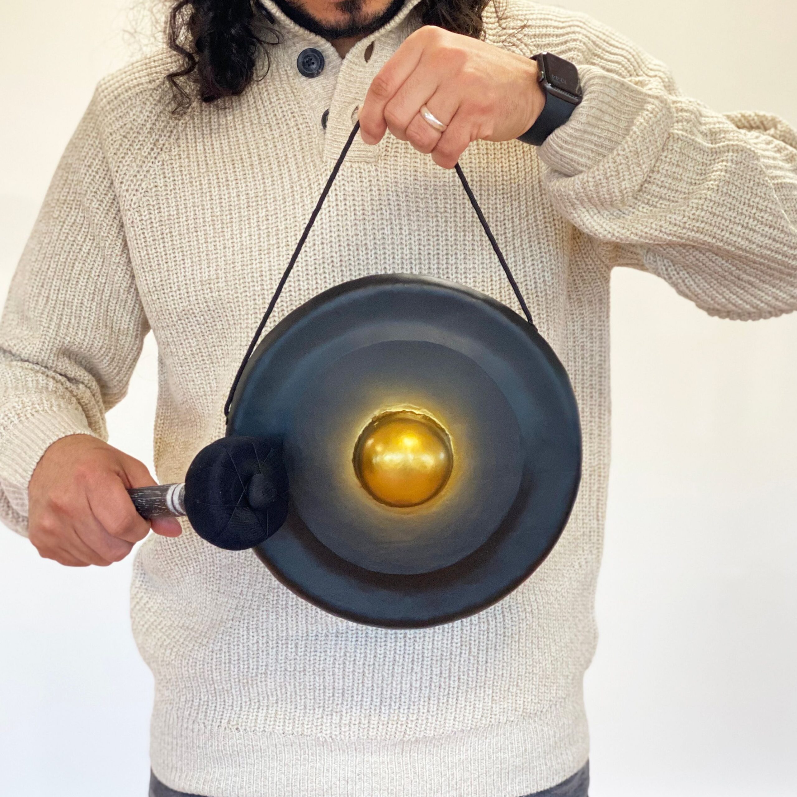 bG9jYWw6Ly9tZWRpYS9IUS80RC82MFIzMEMxRzZSU0s0REhRLzBjMzk3NDZjLmpwZWc.jpg Small Healing Gong in Stand - 25cm - Black - Image 6