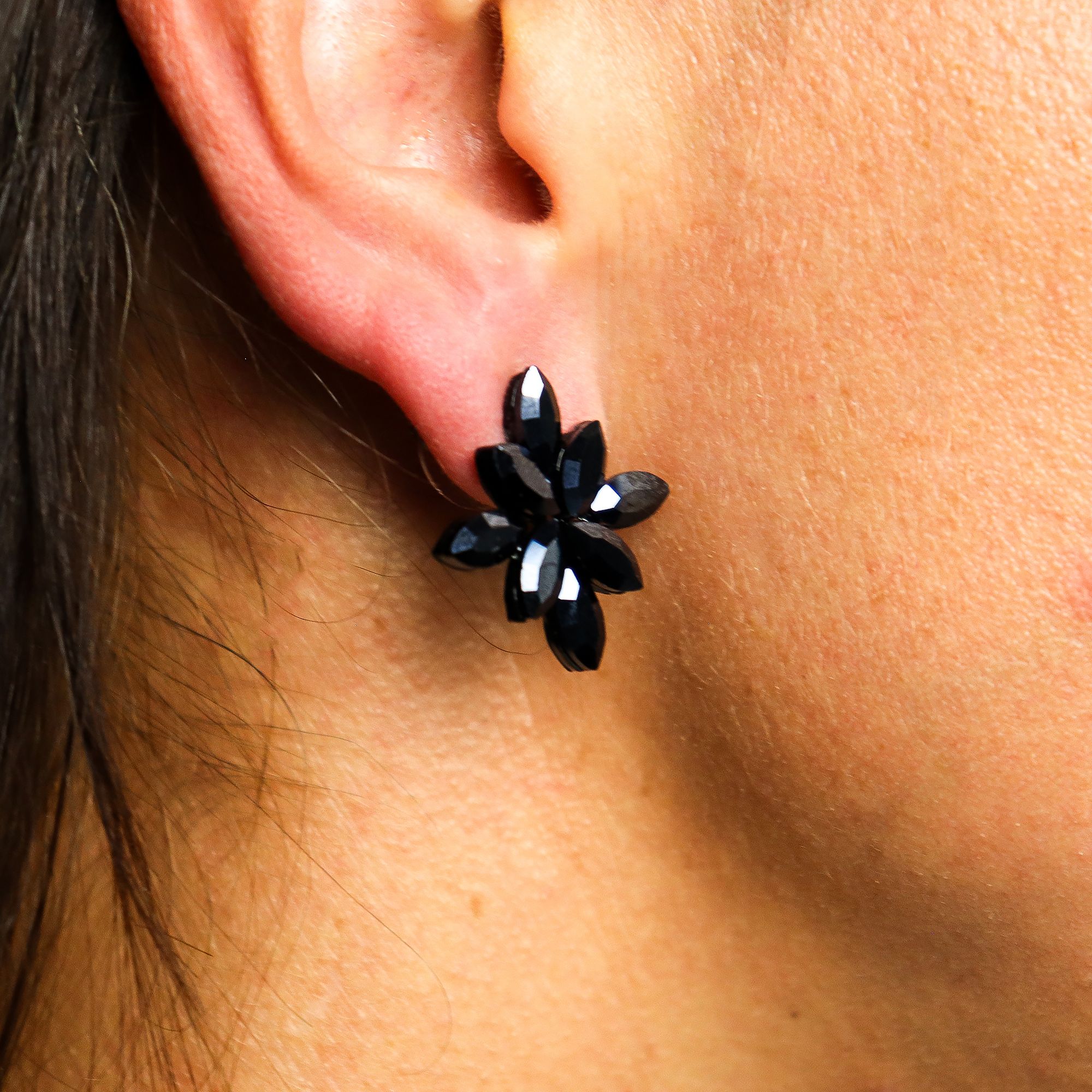 bG9jYWw6Ly9tZWRpYS9IUi82RC82MFIzMEMxSjY0Uks2REhSLzM2NTkzMTY2LmpwZw.jpg Jet Black - Vintage Glass - Flowers - Earrings - Image 2