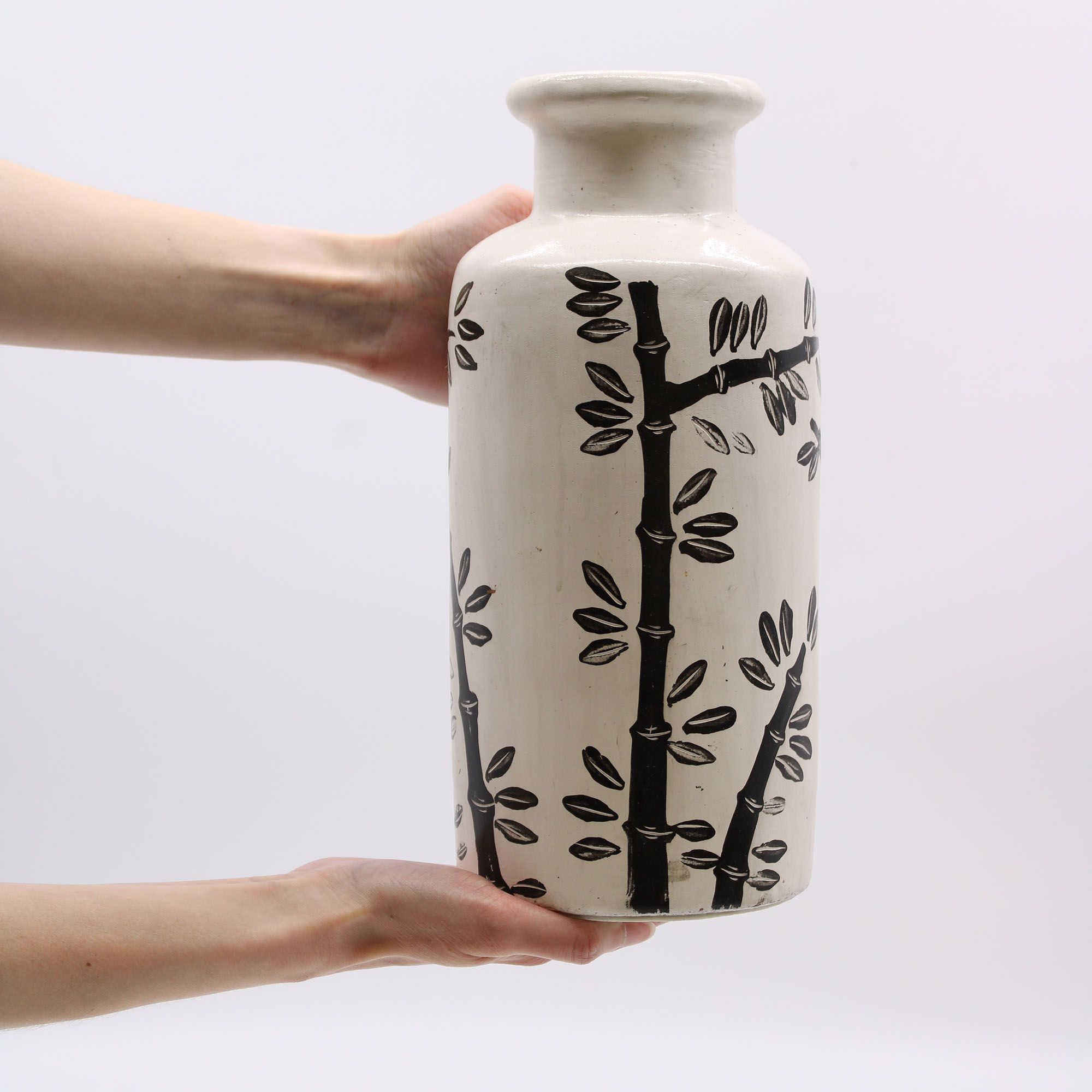 bG9jYWw6Ly9tZWRpYS9TRy9DQy82MFIzMEMxRzZSVktDQ1NHLzA1OWFmMzBlLmpwZWc.jpg Bamboo Motif Straight Vase - Natural - Image 6