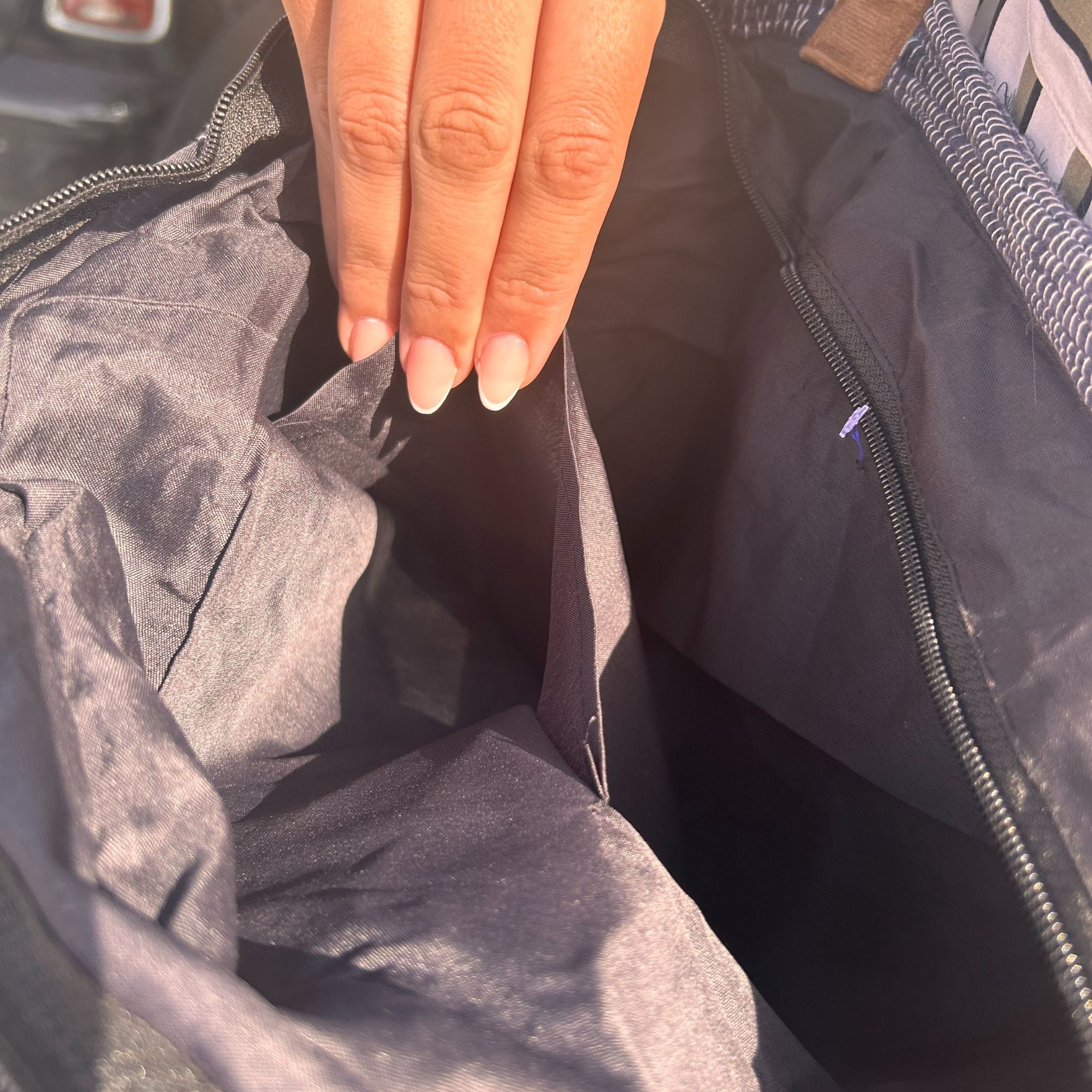 bG9jYWw6Ly9tZWRpYS9TSC9FQy82MFIzMEMxRzZXVDNFQ1NIL2IzZGZlMDU5LmpwZWc.jpg Recycled Big Rug Bag - Shades of Dusk - Image 4