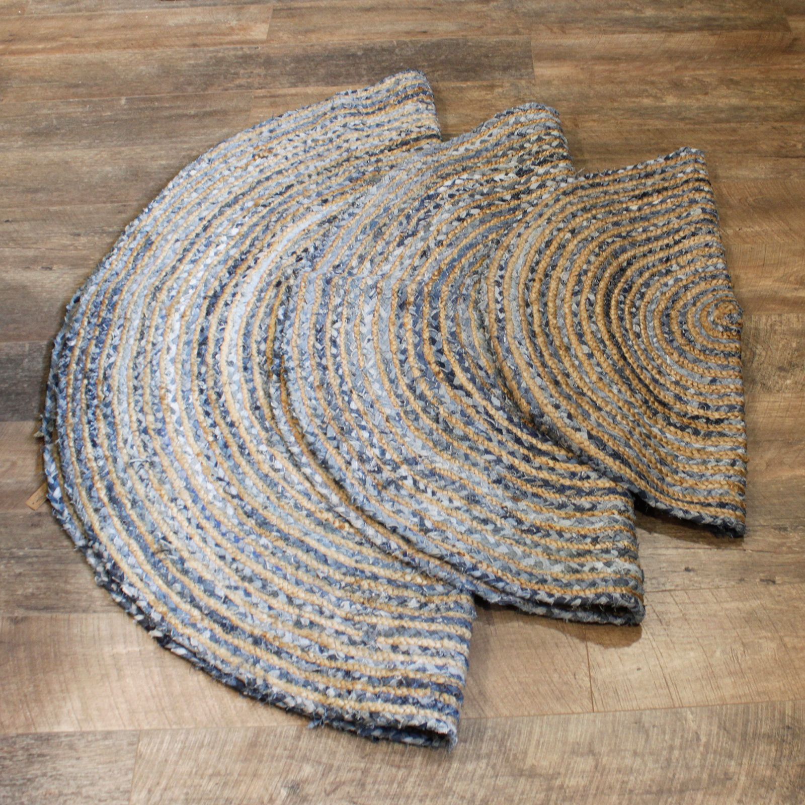 bG9jYWw6Ly9tZWRpYS9TSi84Qy82MFIzMEMxRzZNVzM4Q1NKLzBmZmE4NWViLmpwZWc-1.jpg Round Jute and Recycle Denim Rug - 150 cm - Image 4