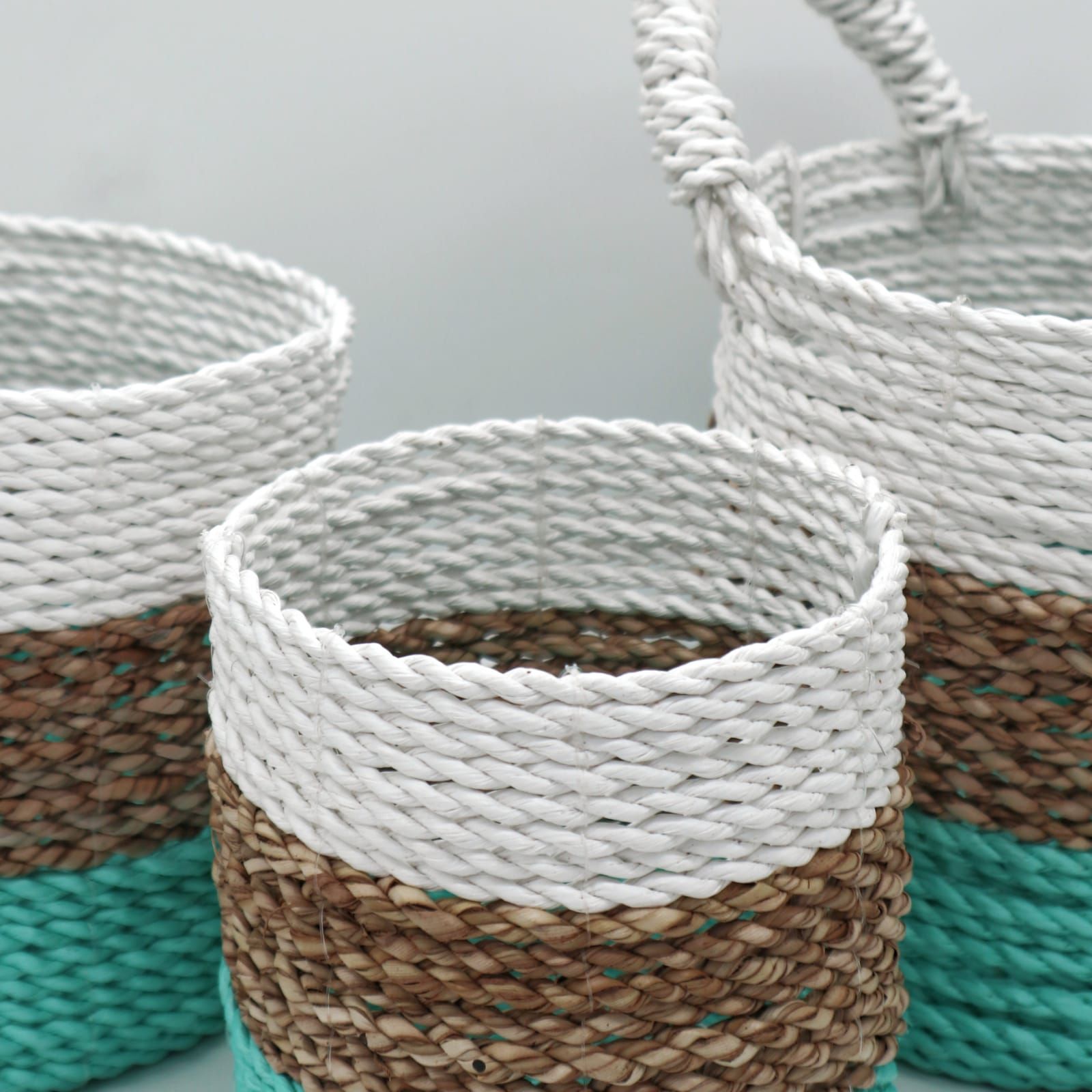 bG9jYWw6Ly9tZWRpYS9TSi8wRC82MFIzMEMxRzZSVDMwRFNKLzExMGI5NmZlLmpwZWc-1.jpg Seagrass Basket Set - Green / Natural / White - Image 4
