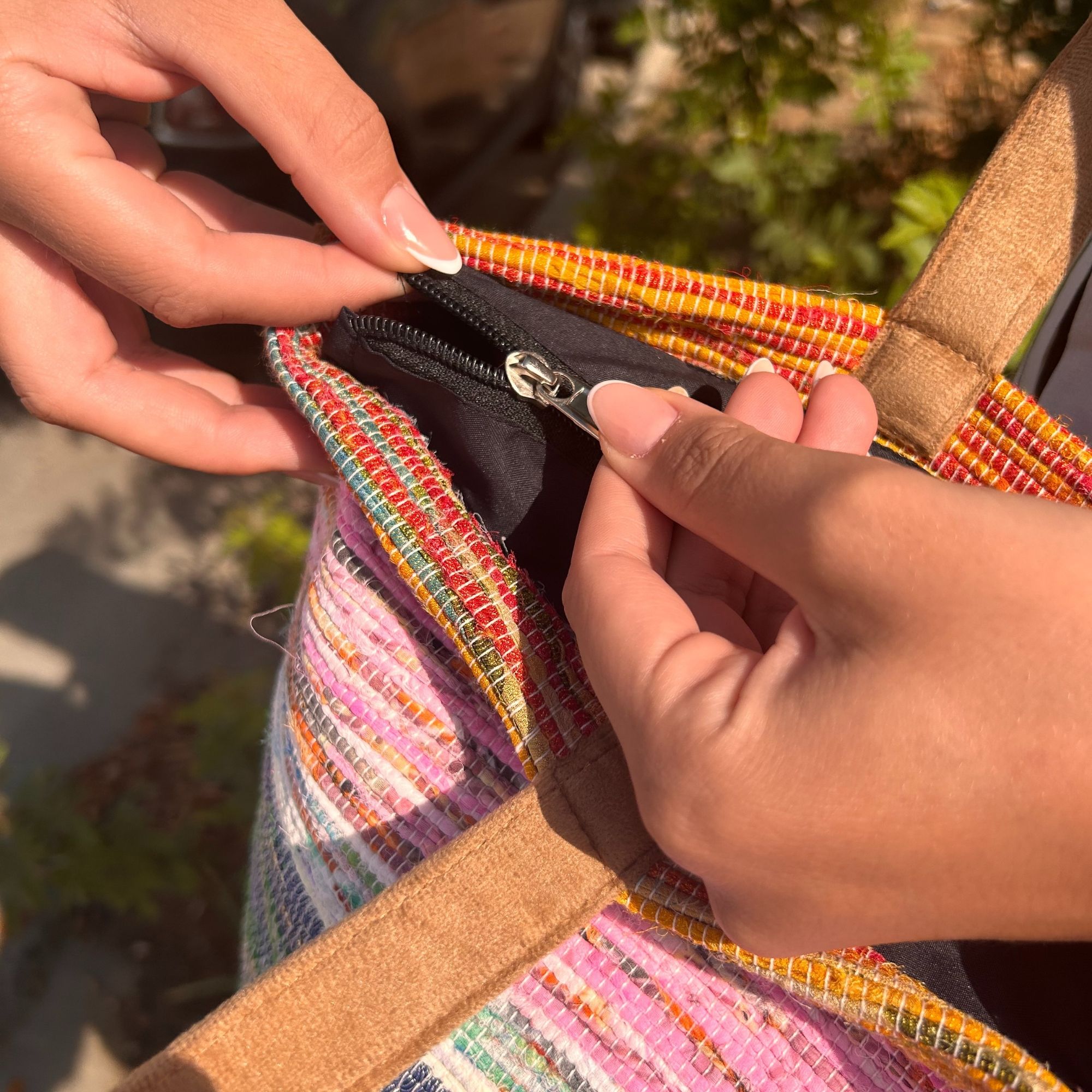 bG9jYWw6Ly9tZWRpYS9TSi9FQy82MFIzMEMxRzZXVDNFQ1NKLzg0OTViNmUxLmpwZWc.jpg Recycled Big Rug Bag - Shades of Dusk - Image 5