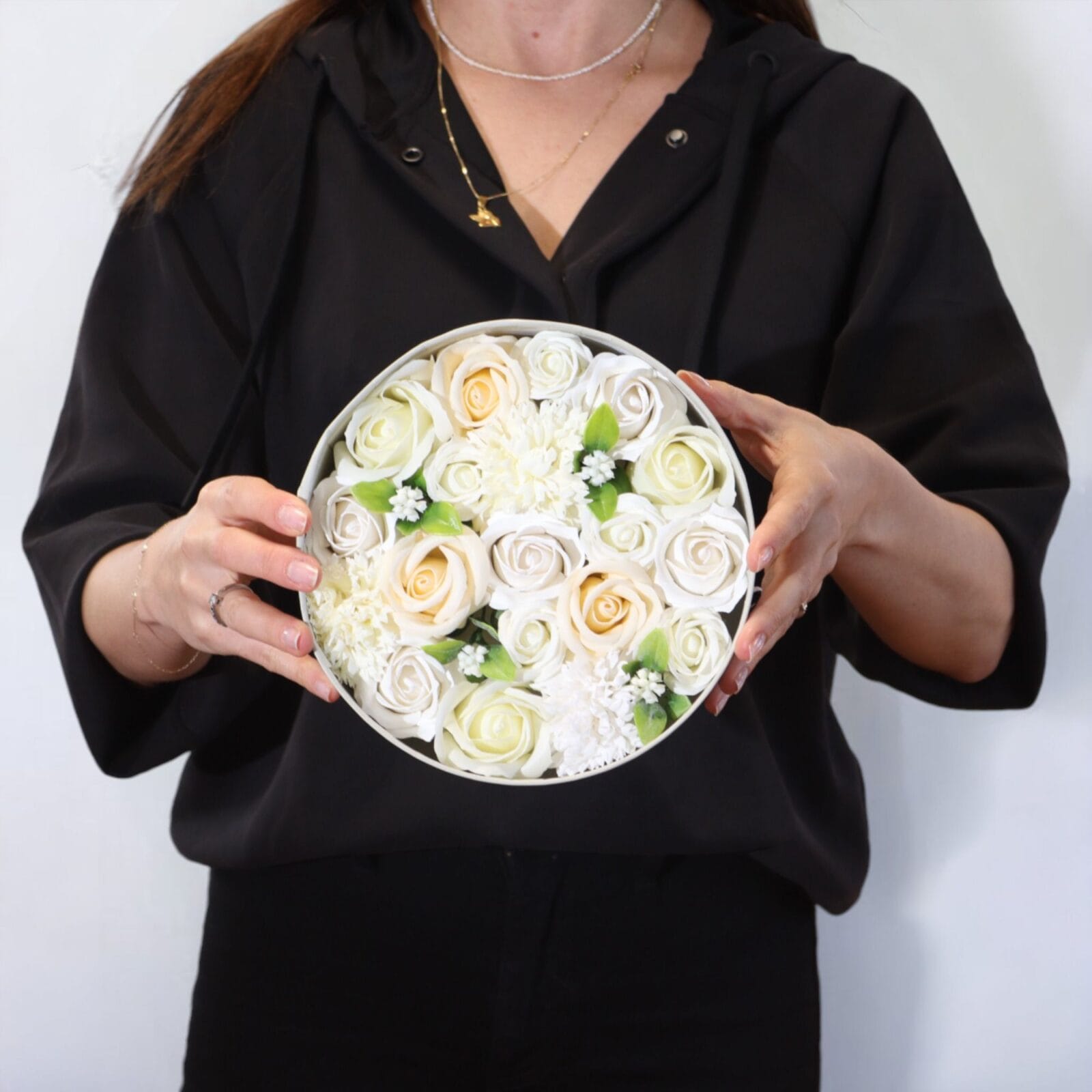 bG9jYWw6Ly9tZWRpYS9TSy82RC82MFIzMEMxRzZSV0s2RFNLLzcwMDk3ZmM4LmpwZWc.jpg Round Box - Wedding Blessings - White & Ivory - Image 6